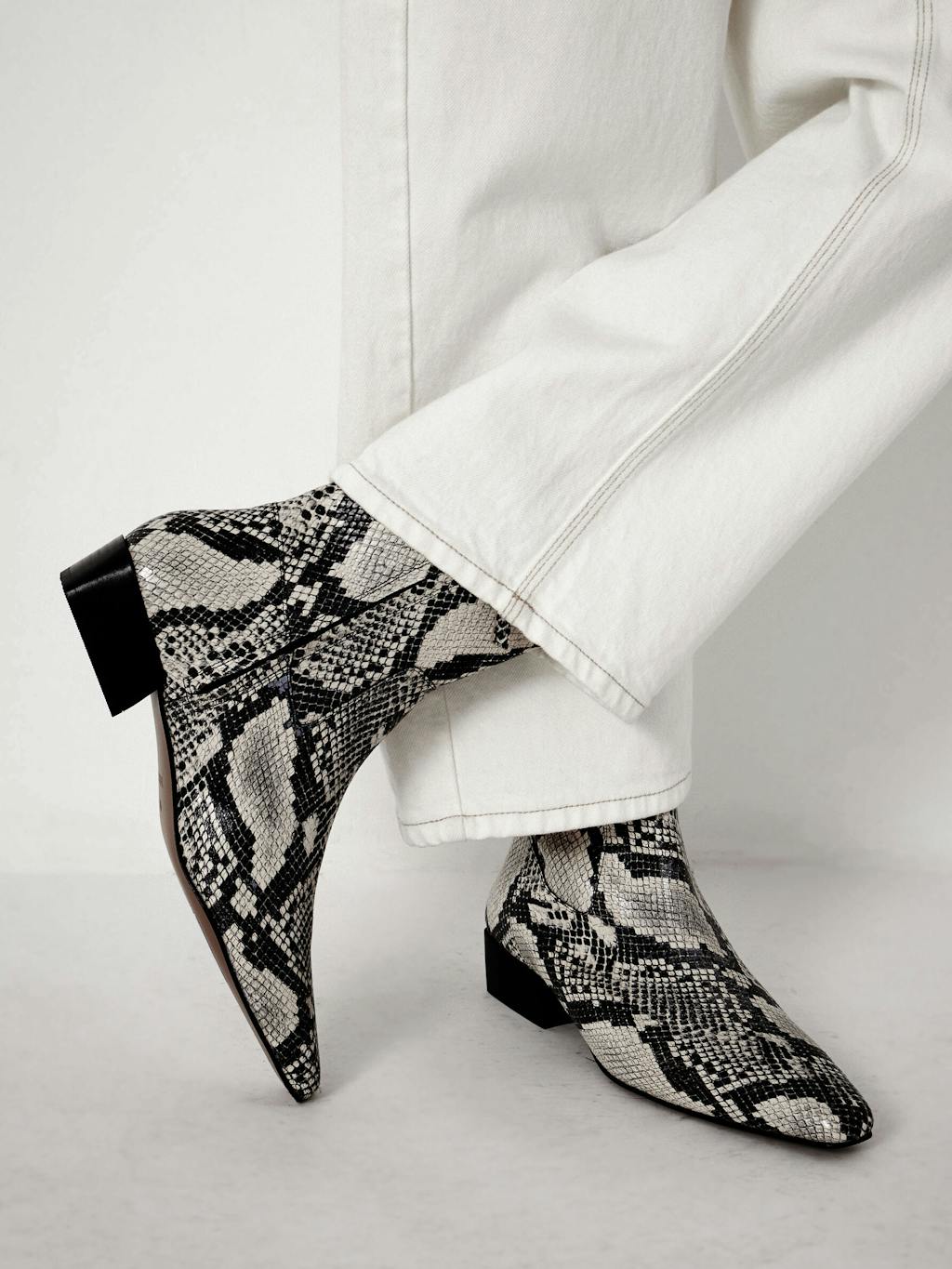 014016-0001-04 Leather Snake Print Square Toe Boots