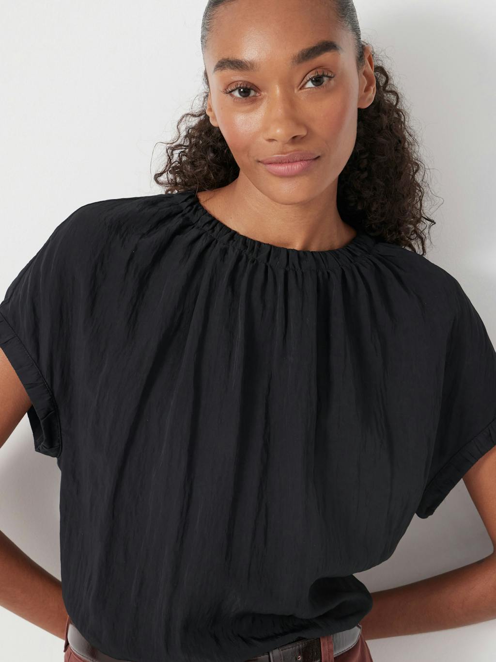 013420-0456-04 Gathered Crew Neck Detail Top