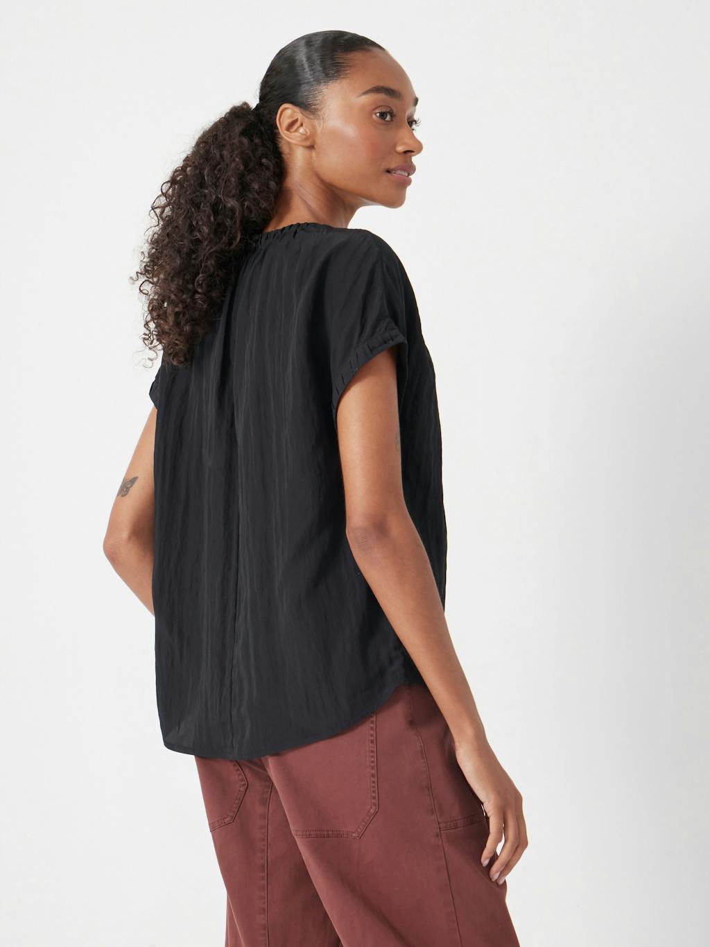 013420-0456-01 Gathered Crew Neck Detail Top