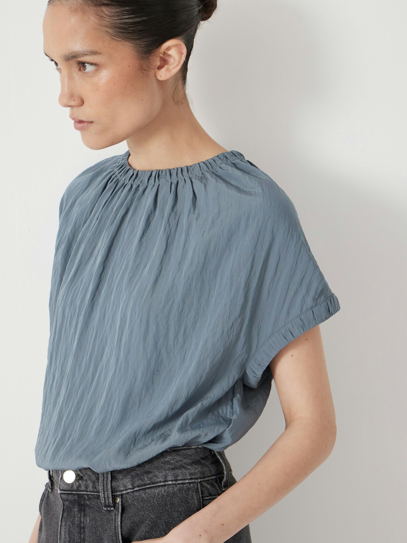 013420-1649-04 Gathered Crew Neck Detail Top
