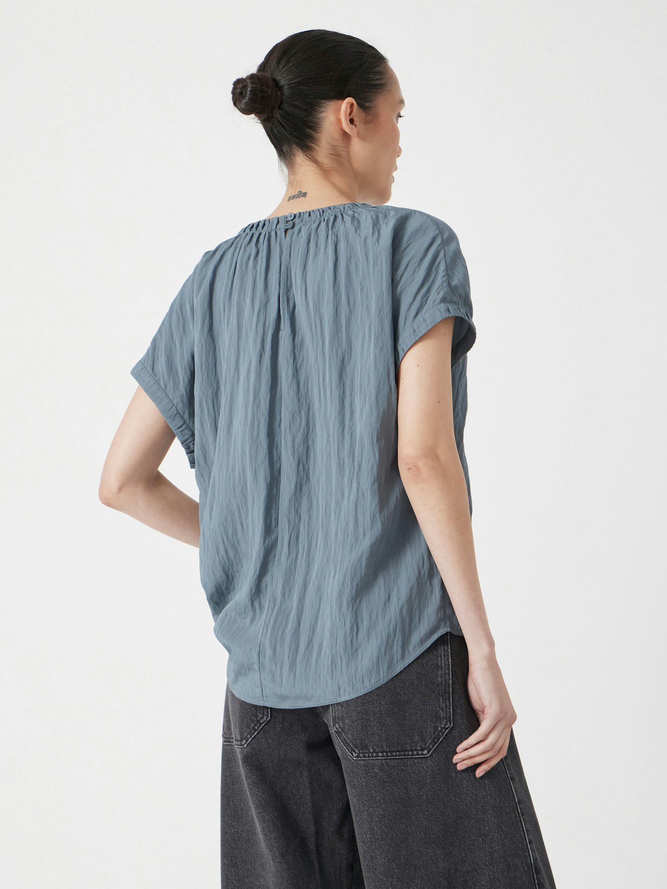 013420-1649-02 Gathered Crew Neck Detail Top