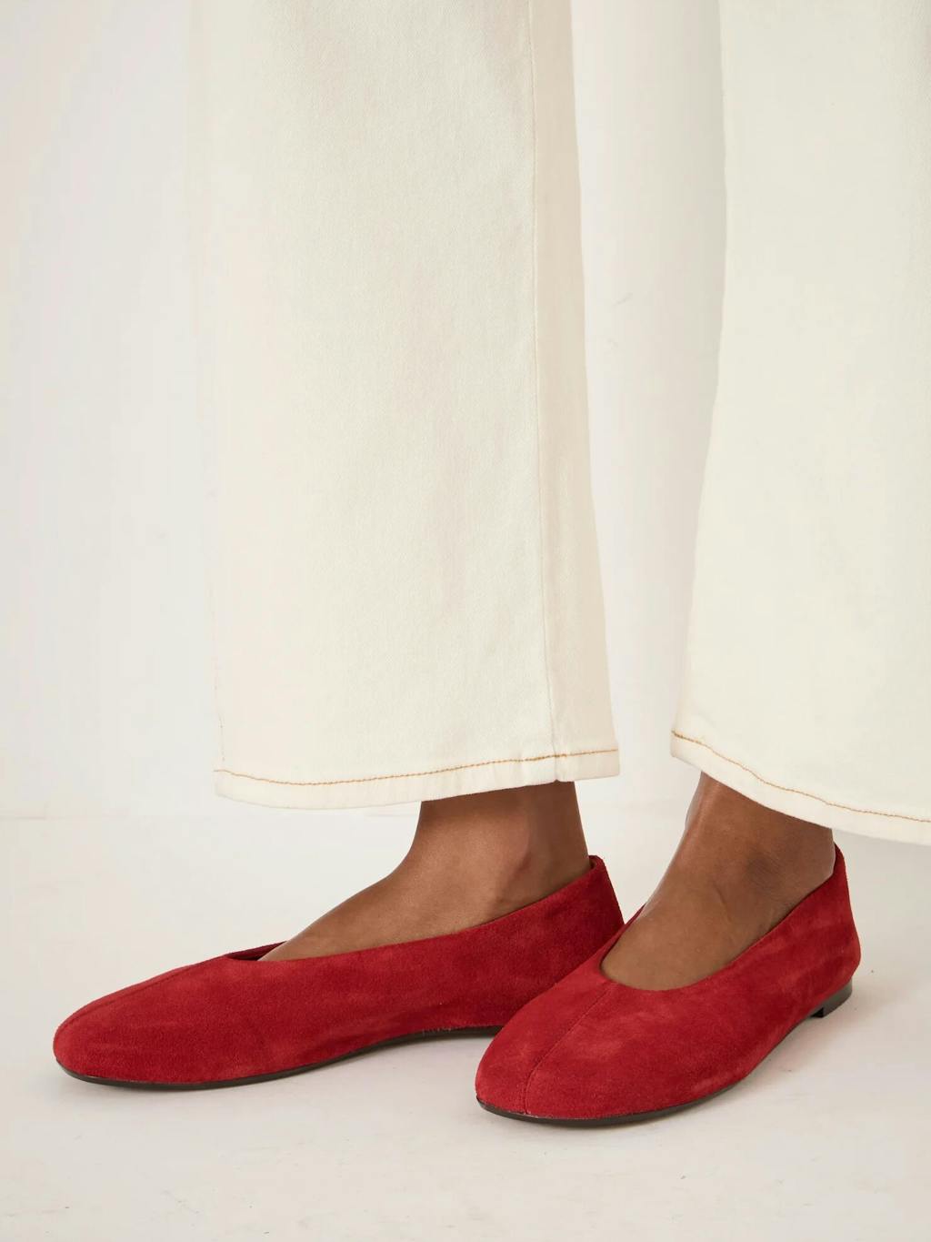 014411-0982-01 Bertie Round Toe Suede Ballet Flats