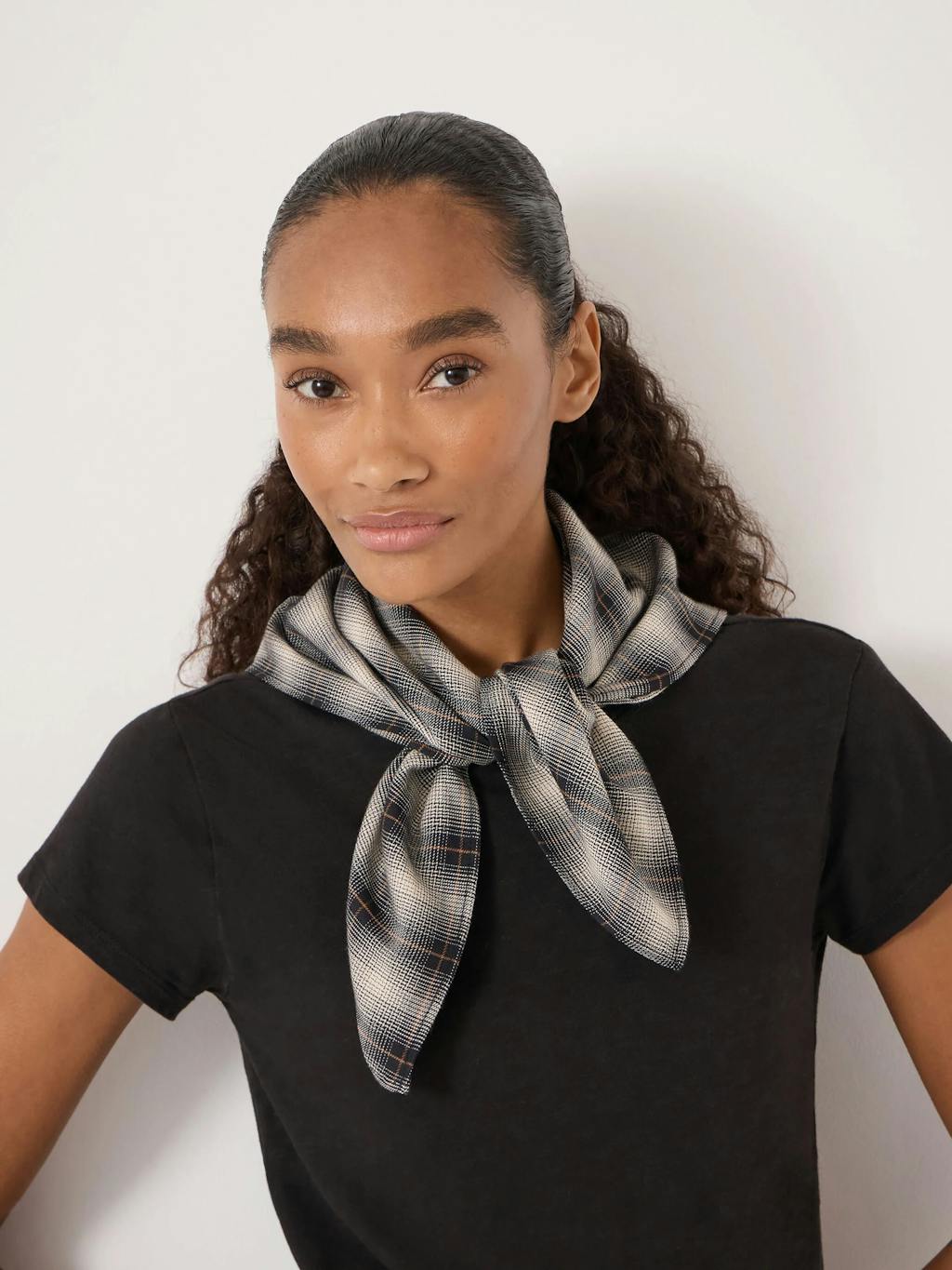 015315-4937-01 Naya Check Triangle Scarf