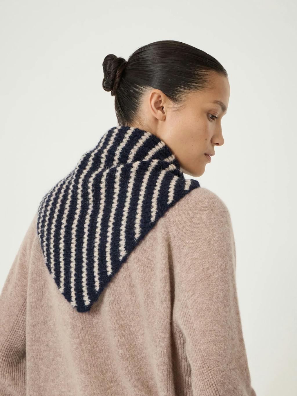 015379-1658-03 Stripe Triangle Scarf