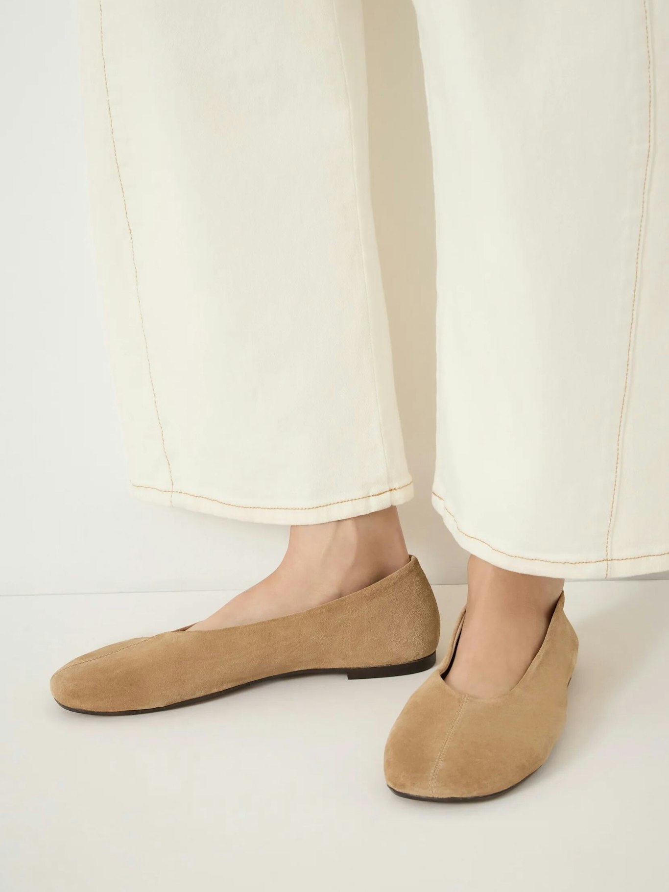 014411-0475-01 Bertie Round Toe Suede Ballet Flats