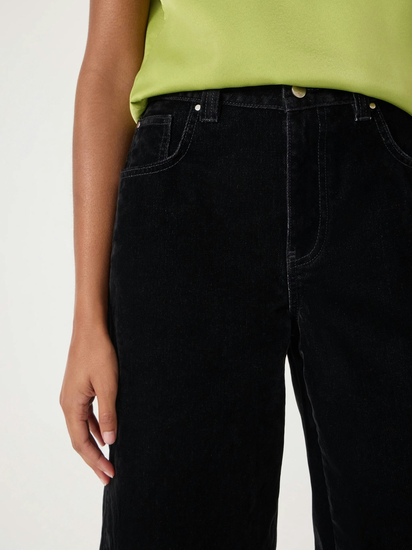014646-0456-04 Velvet Flocked Denim Bree Barrel Jeans