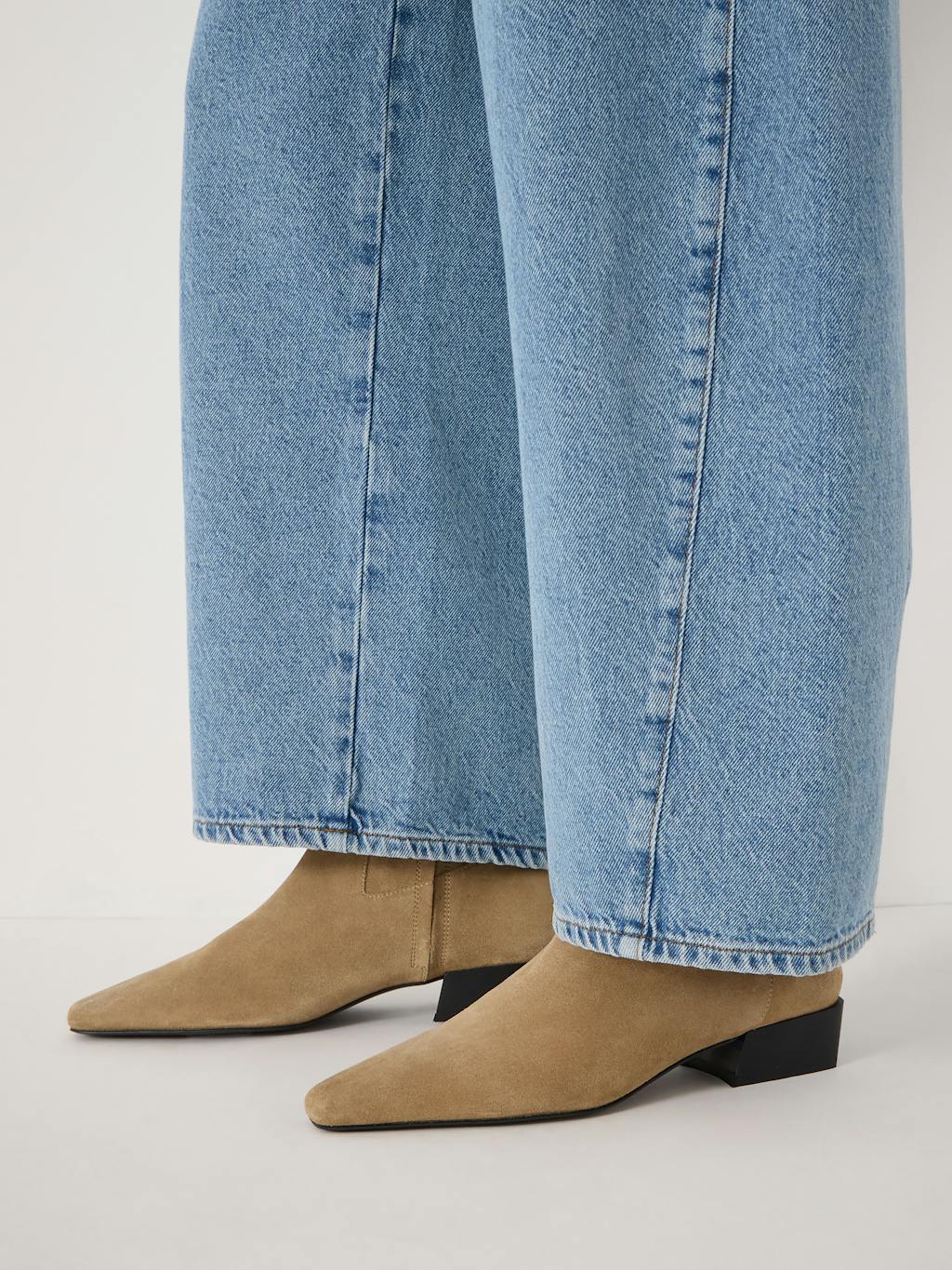 014017-0497-03 Suede Square-Toe Boots