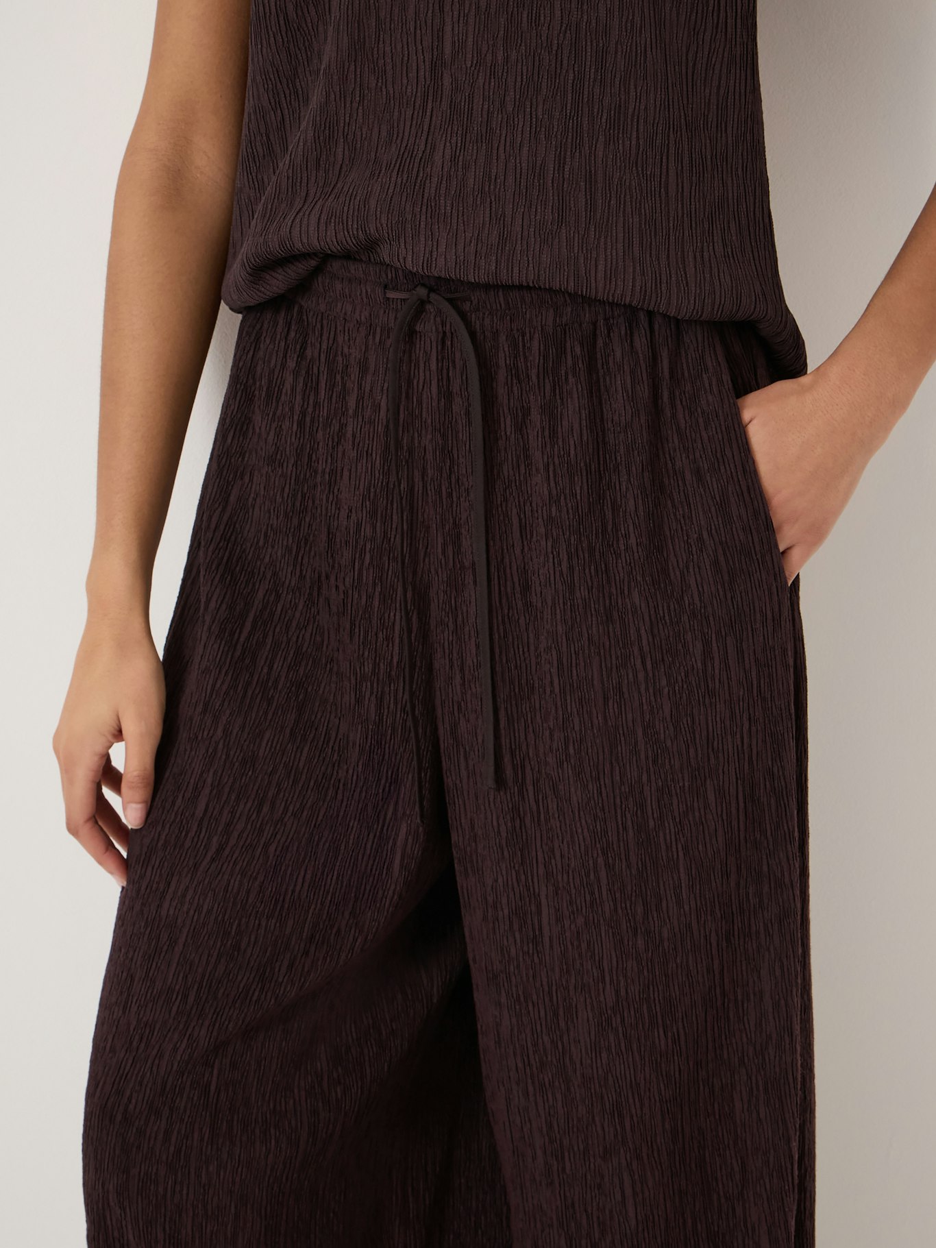 015274-4843-04 Adira Crinkle Bubble Hem Trousers