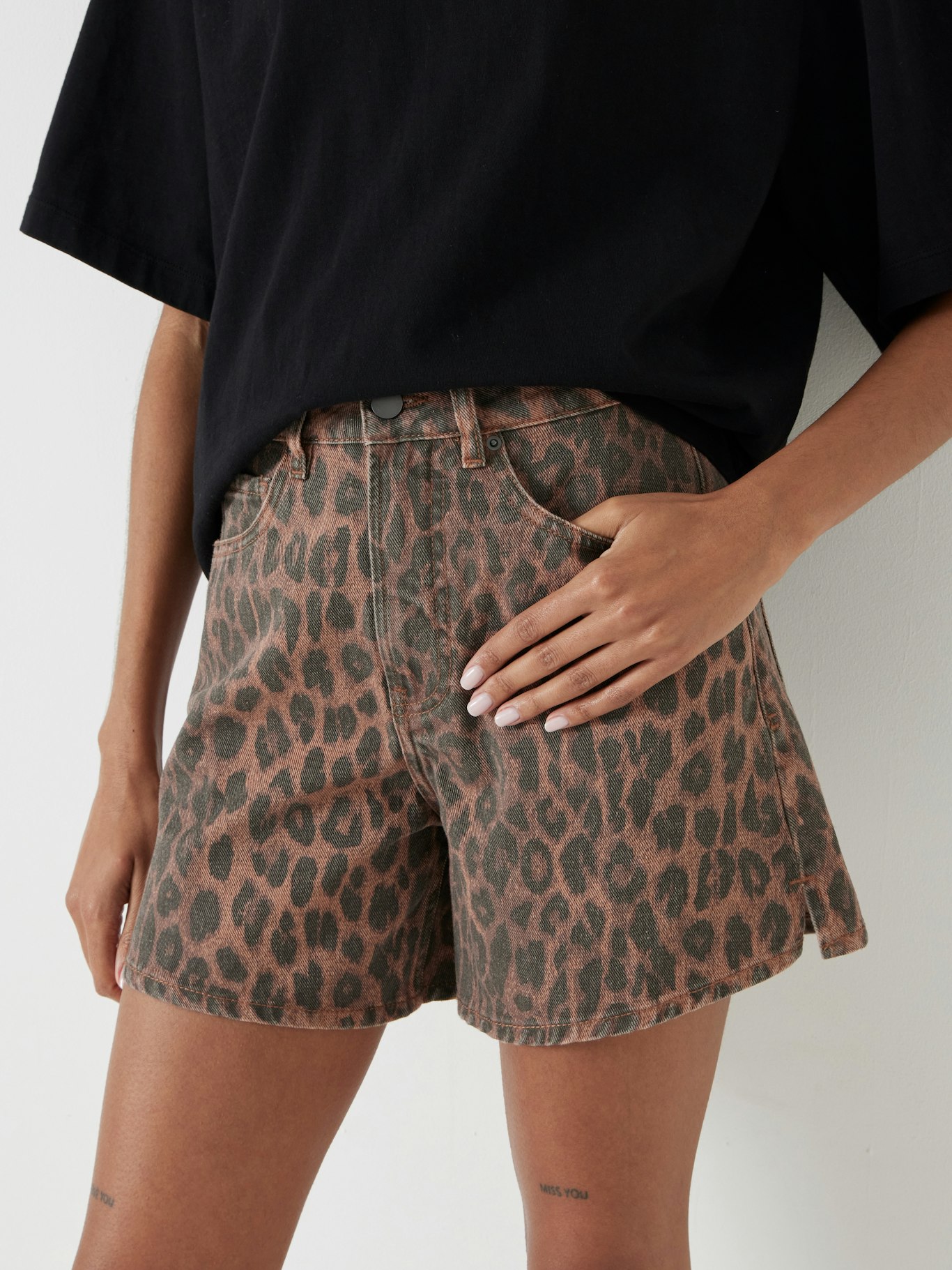 013538-4716-04 Leopard Print Essential Denim Shorts