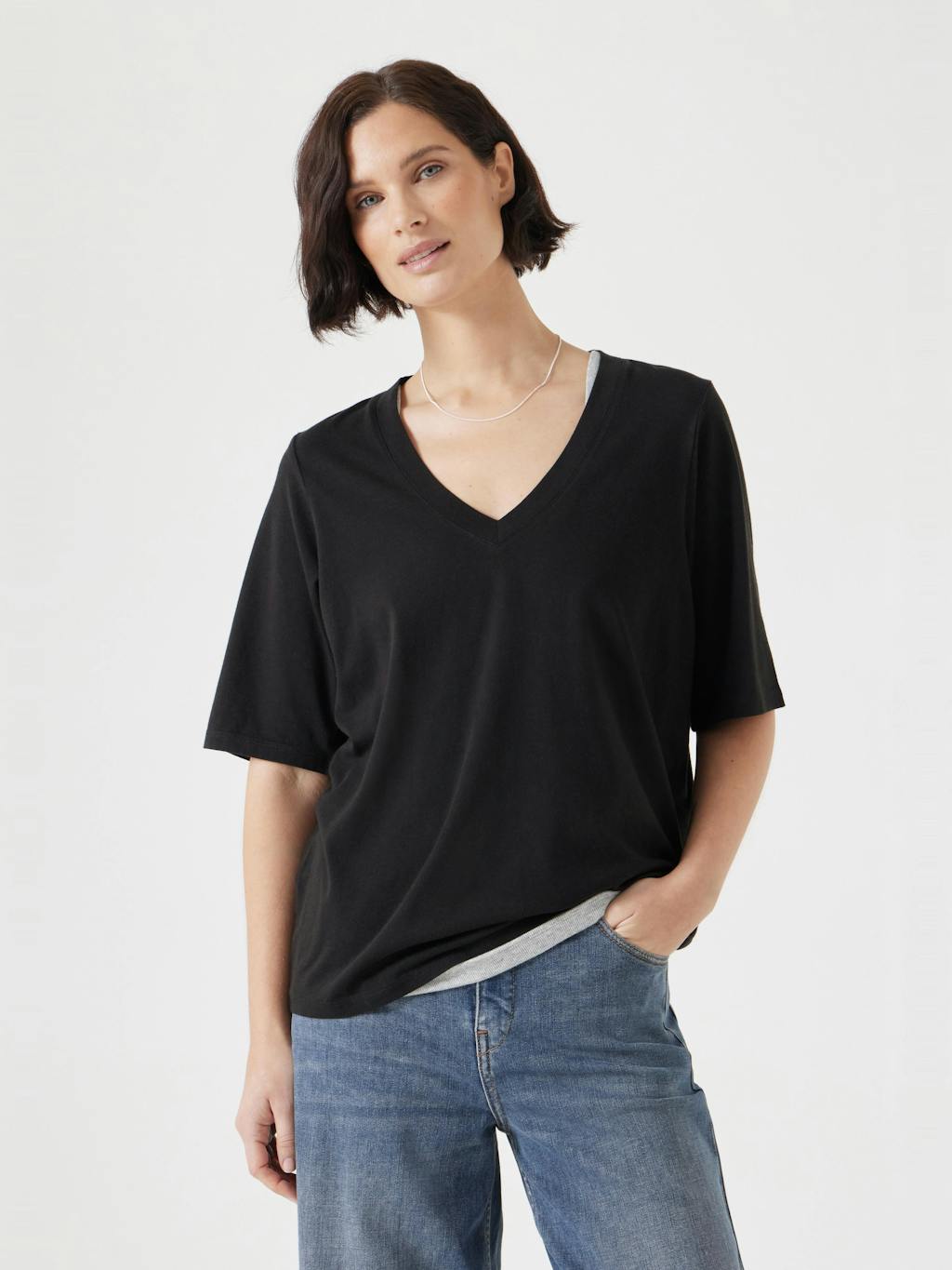 013171-0462-01 Reece V Neck Drapey T-Shirt