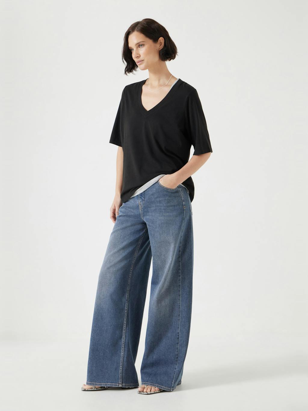 013171-0462-02 Reece V Neck Drapey T-Shirt