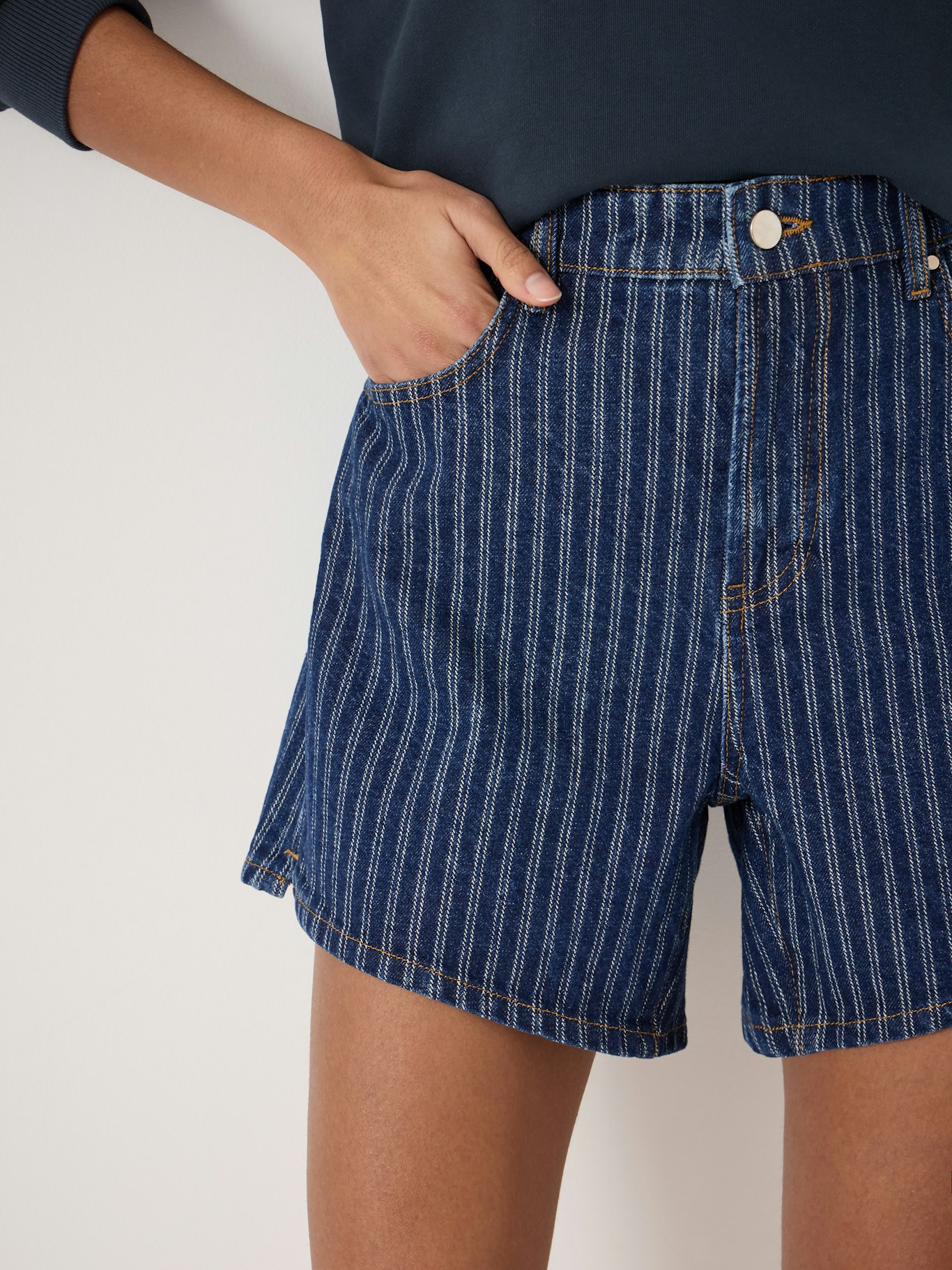 014464-4519-04 Essential Mid-Rise Denim Striped Shorts