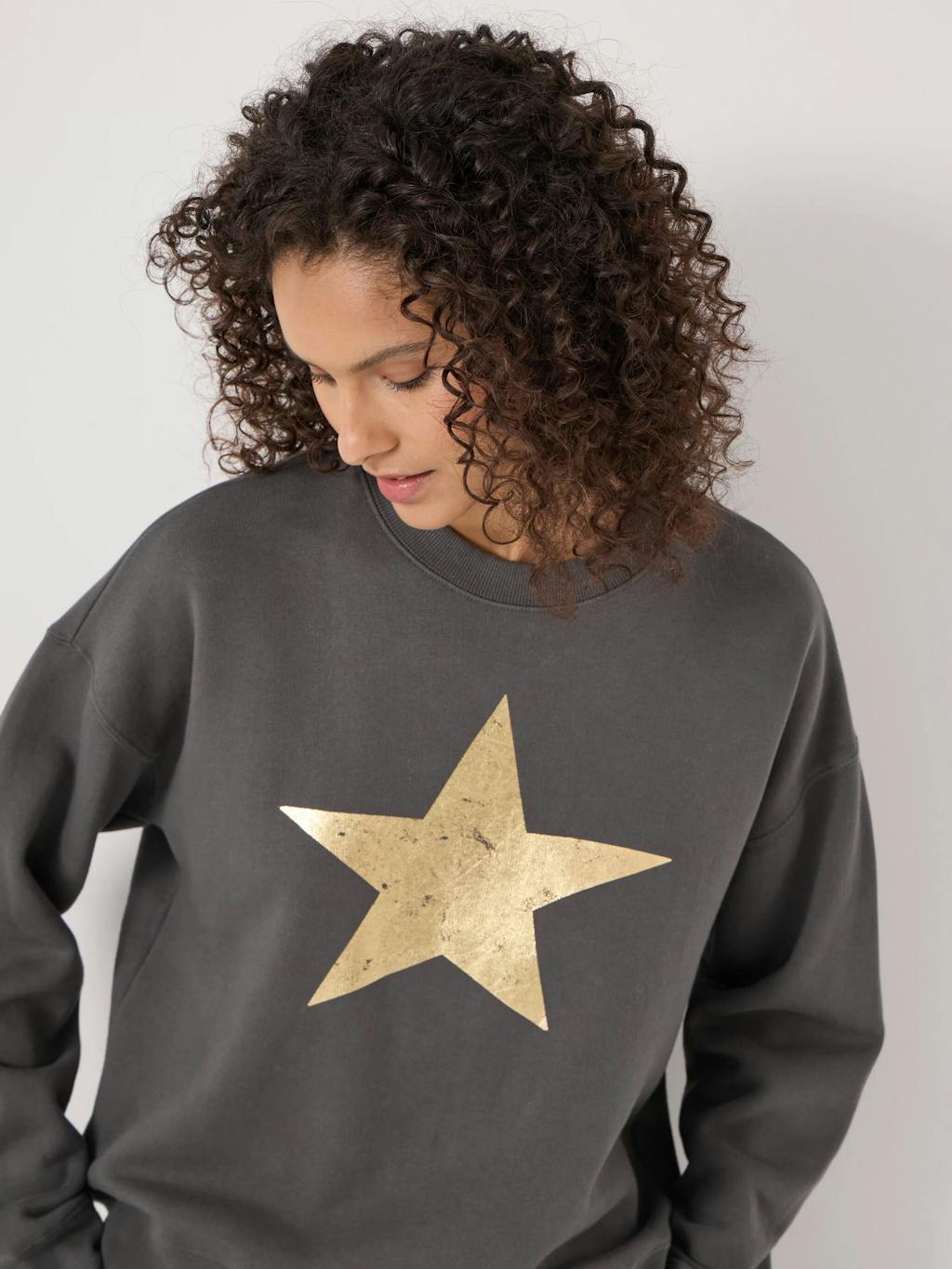 014668-4423-04 Metallic Star Graphic Sweatshirt
