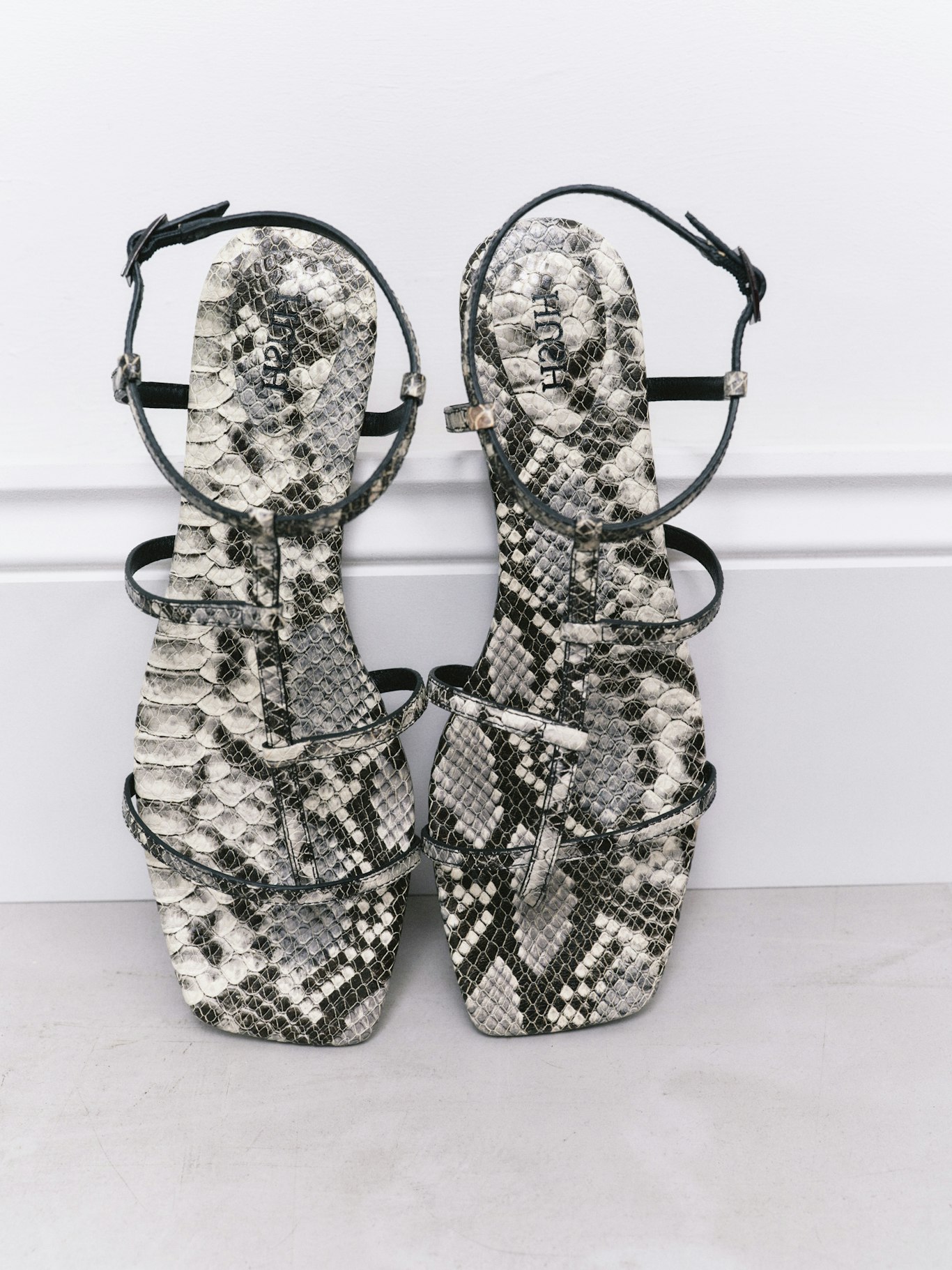 012893-2812-10 Leather Strappy Low Heel Sandals