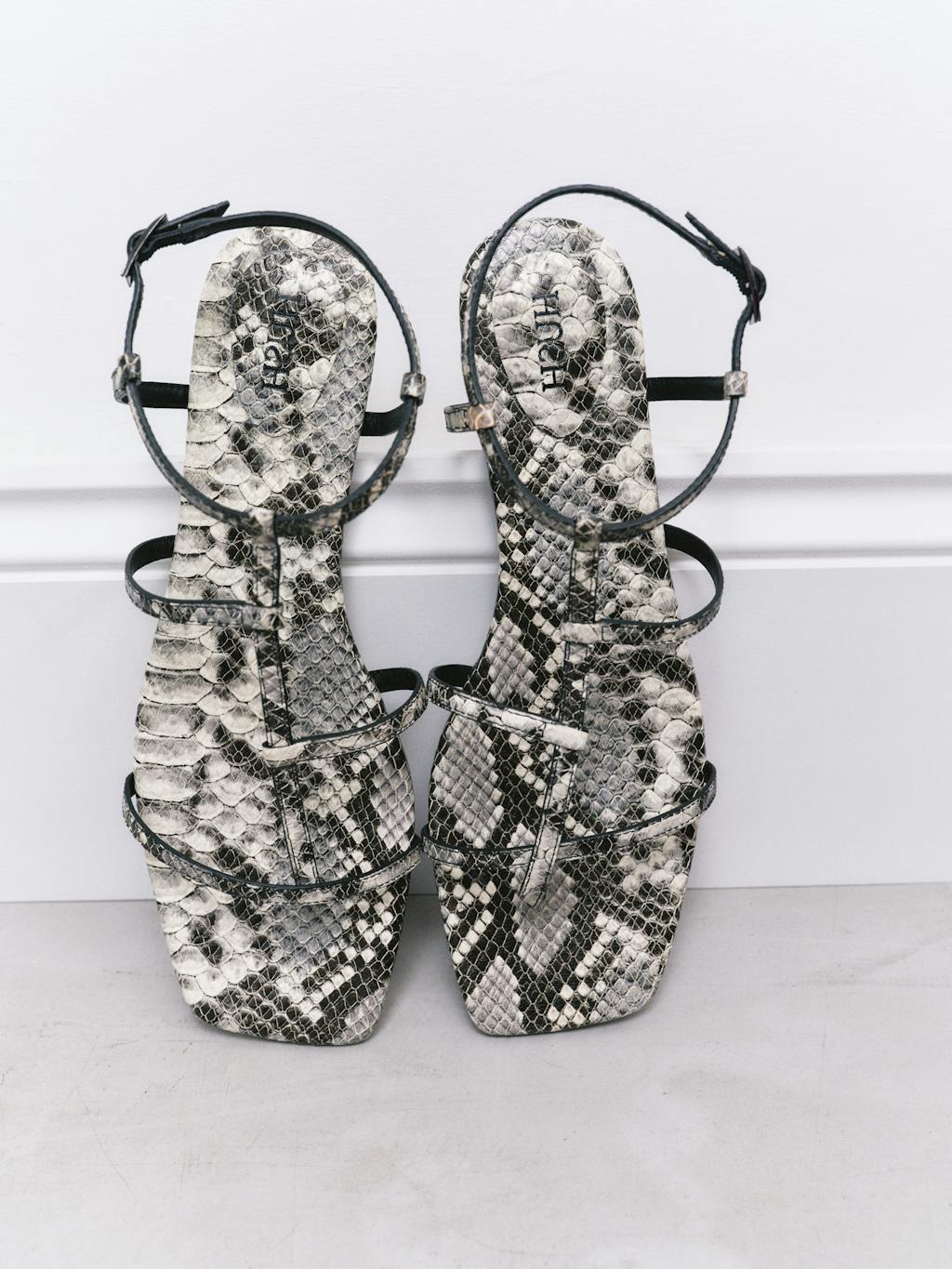 012893-2812-10 Leather Strappy Low Heel Sandals