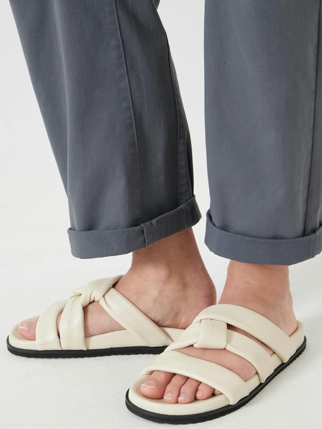 012897-0004-02 Leather Twist Footbed Sandals