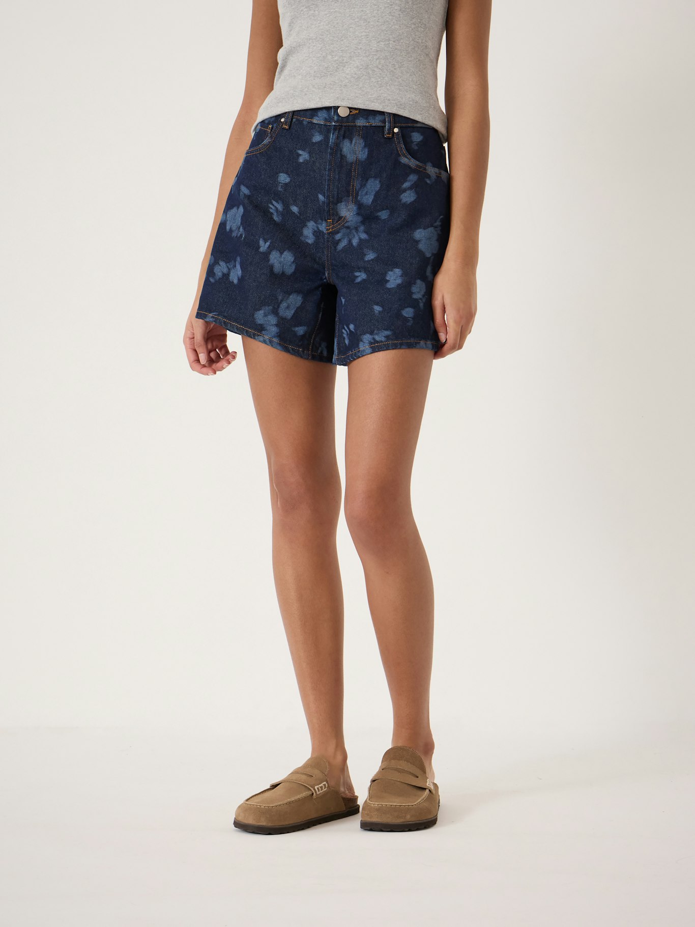 014664-4936-02 Floral Print Essential Mid-Rise Denim Shorts