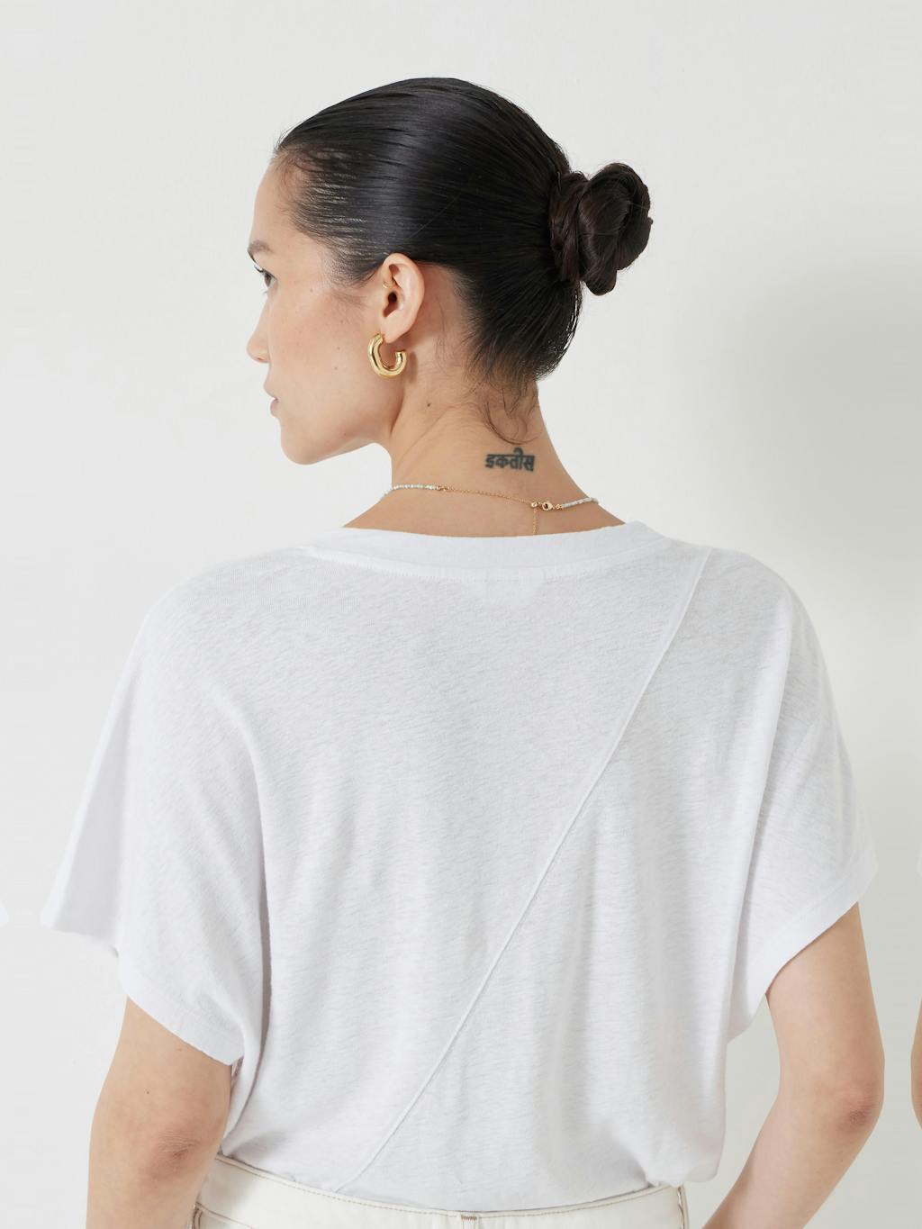 012888-0001-04 Rosalia Linen Blend V Neck T-Shirt