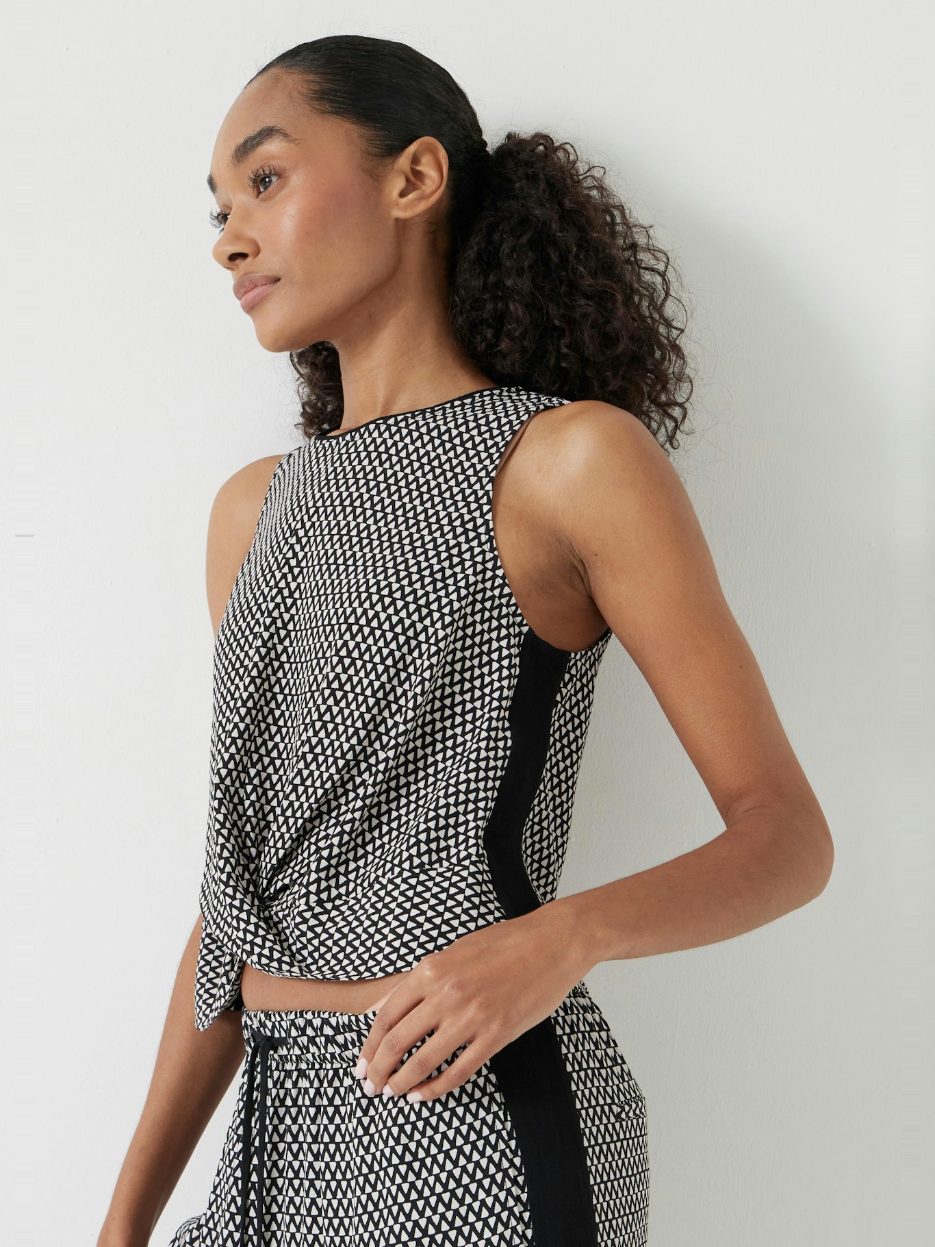 012908-4766-02 Front Knot Crop Top