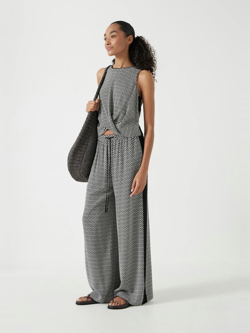 012908-4766-04 Front Knot Crop Top