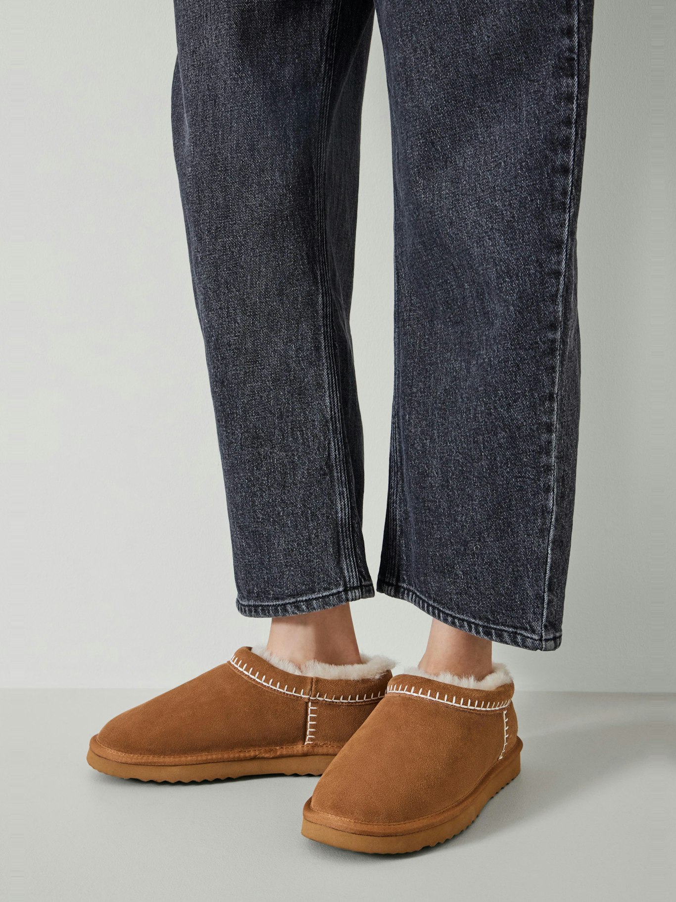 012247-0538-02 Padded Collar Sheepskin Snug Slippers