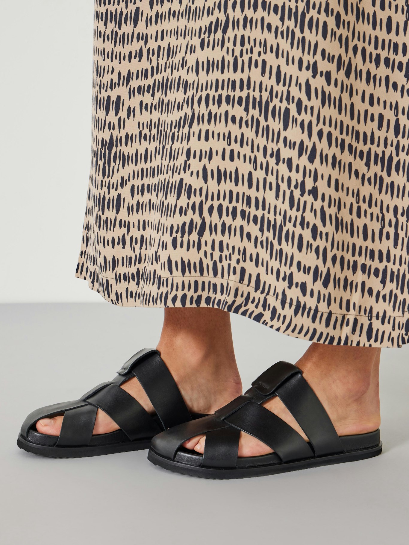 011113-0456-02 Cora Leather Closed Toe Cage Sandals