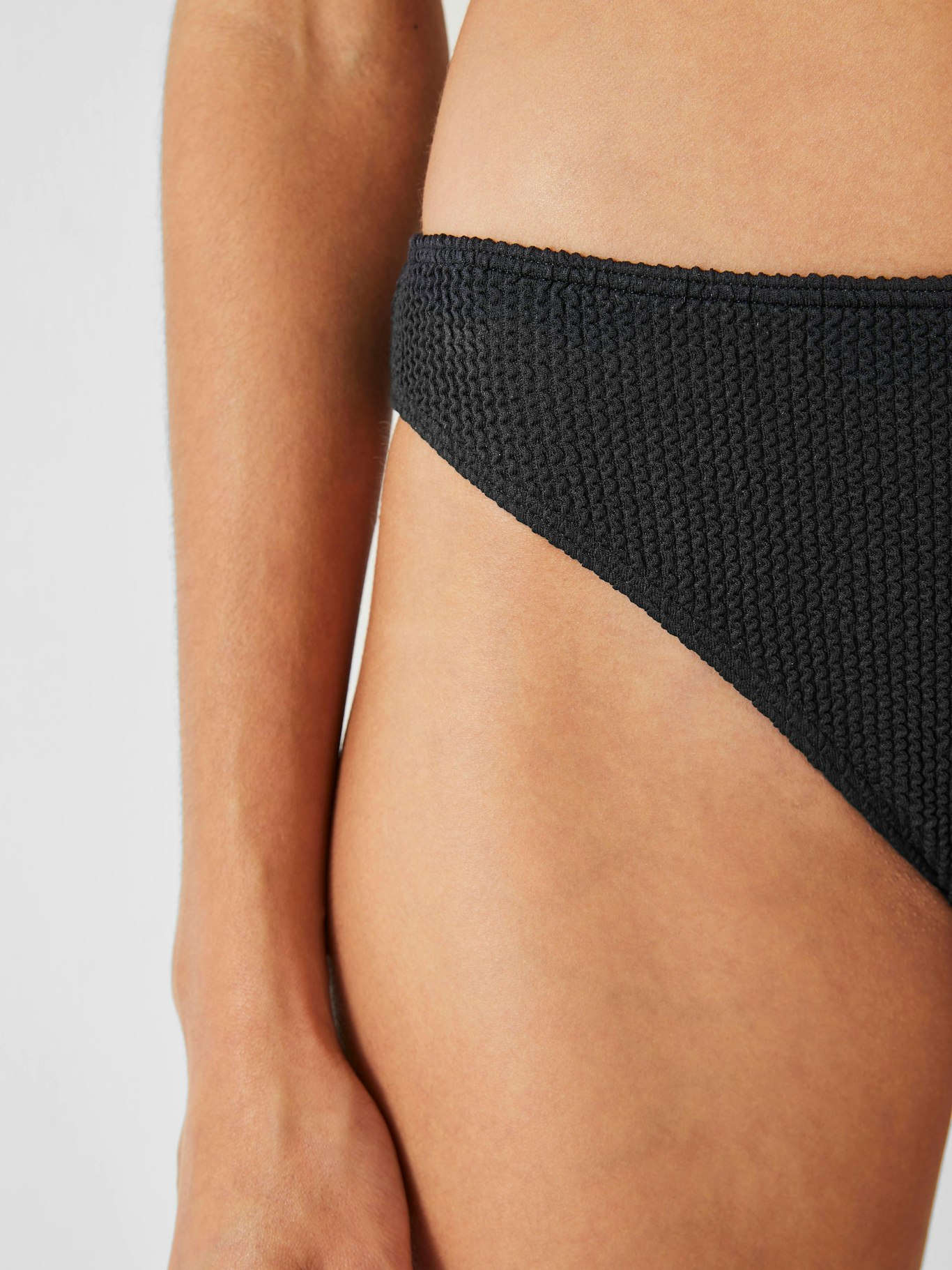 010747-0208-03 High Leg Bikini Bottoms