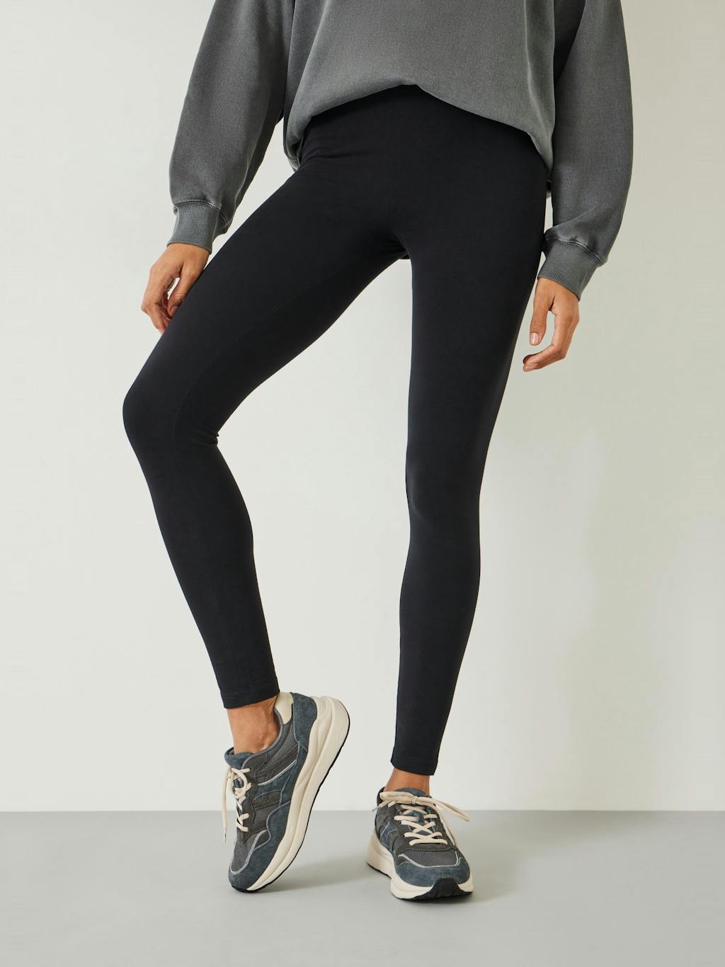 006528-0208-02 Essential Leggings