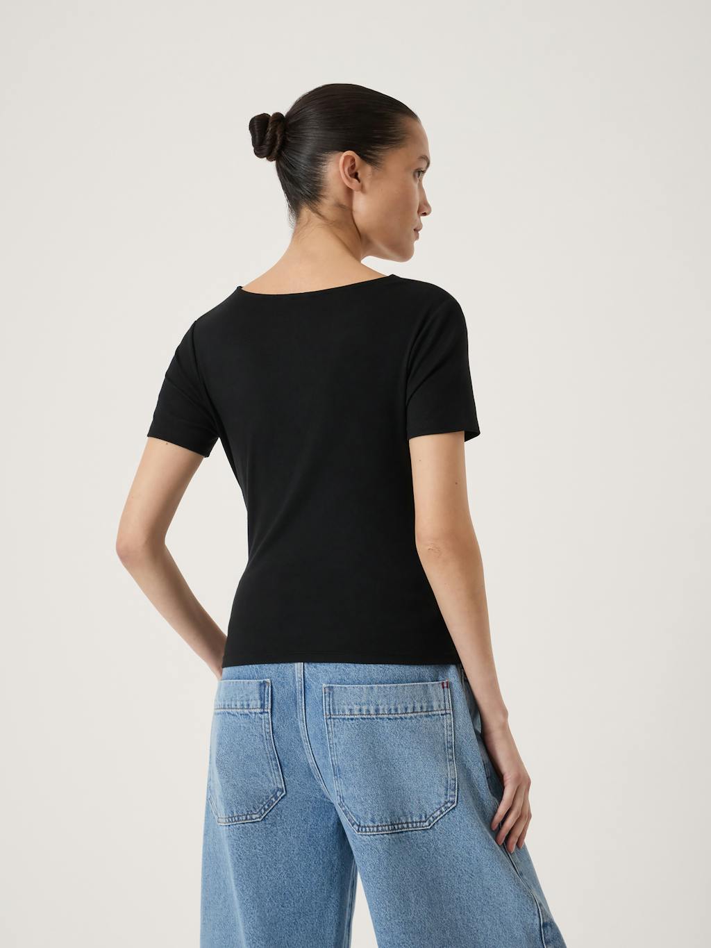 015684-0456-03 Noor V Neck Drapey T-Shirt