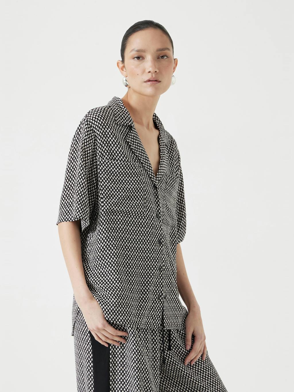 013225-4766-01 Revere Collar Short Sleeve Shirt