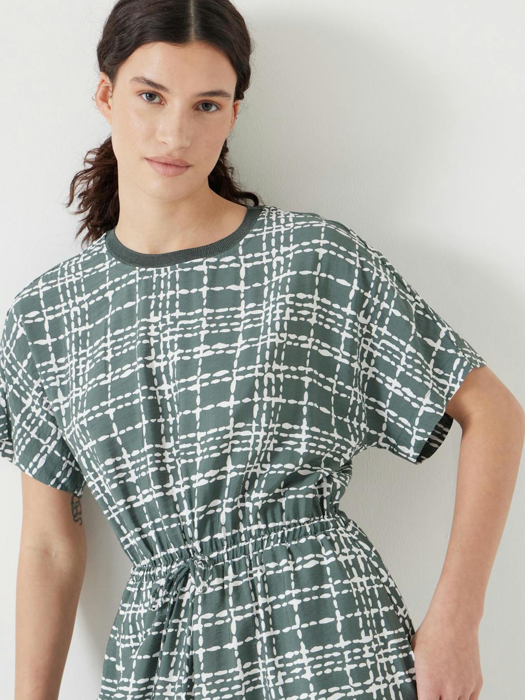 012712-4799-02 Air Flow Short Sleeve Crew Neck Midi Dress