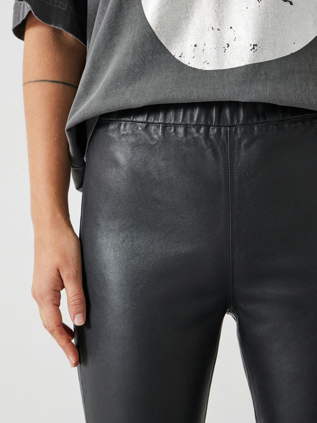012844-0456-04 Leather Legging