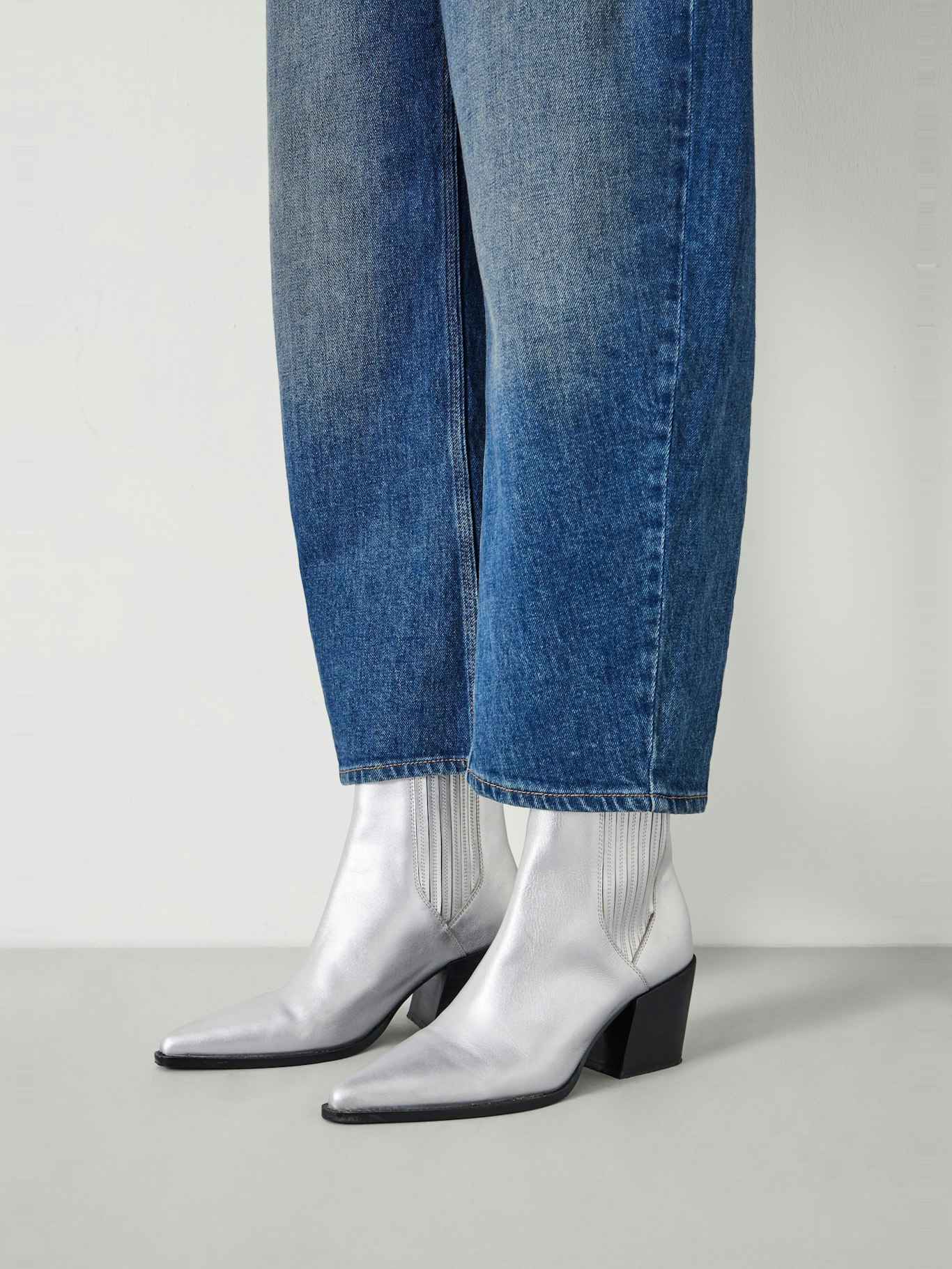 011938-2775-02 Western Leather Chelsea Boots