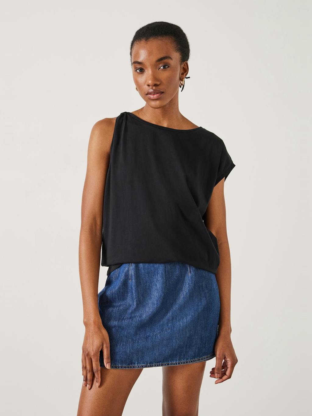 011217-0456-01 Jenna Knot Detail T-Shirt