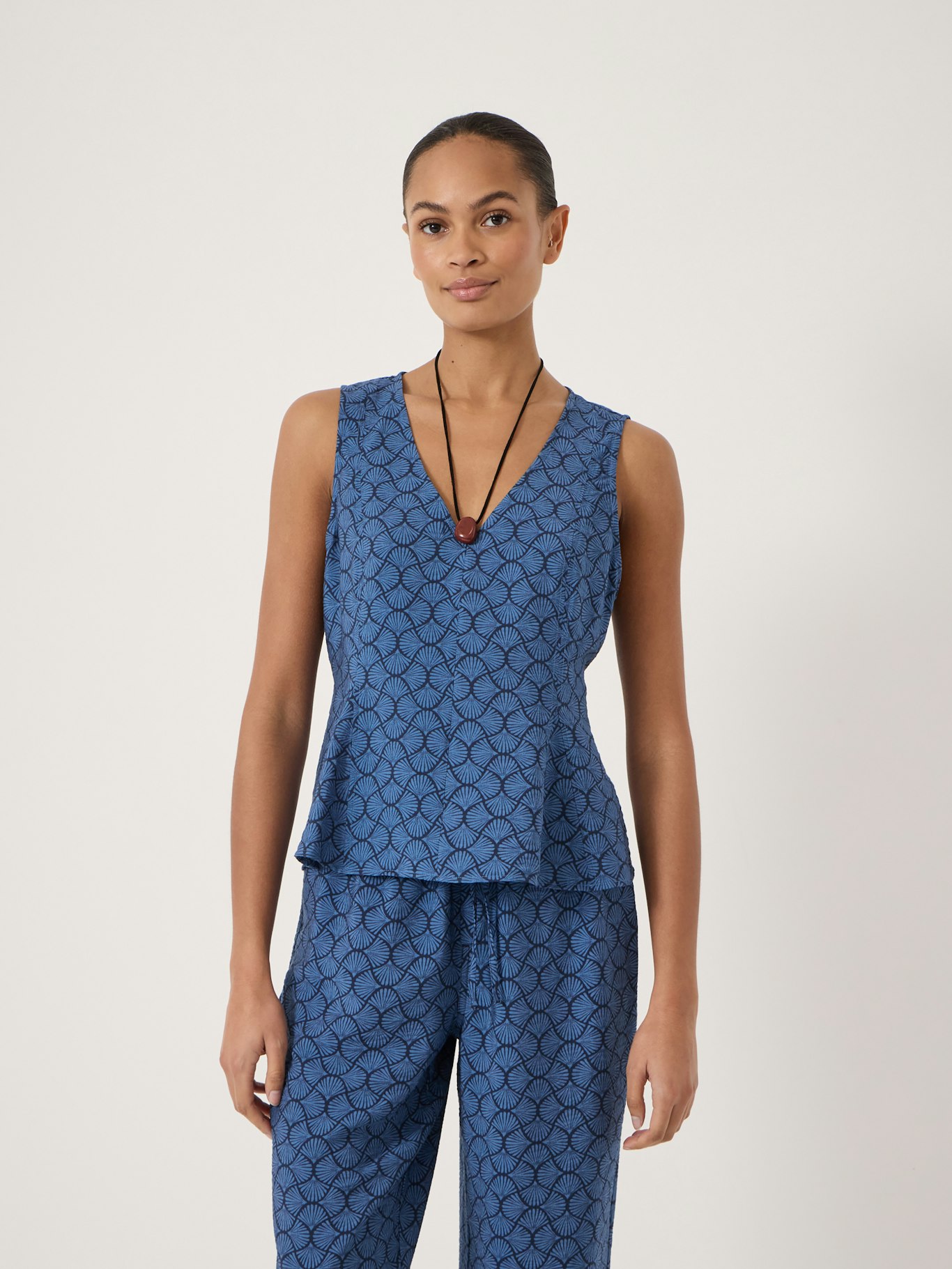 015338-4939-01 Sybil V Neck Godet Top