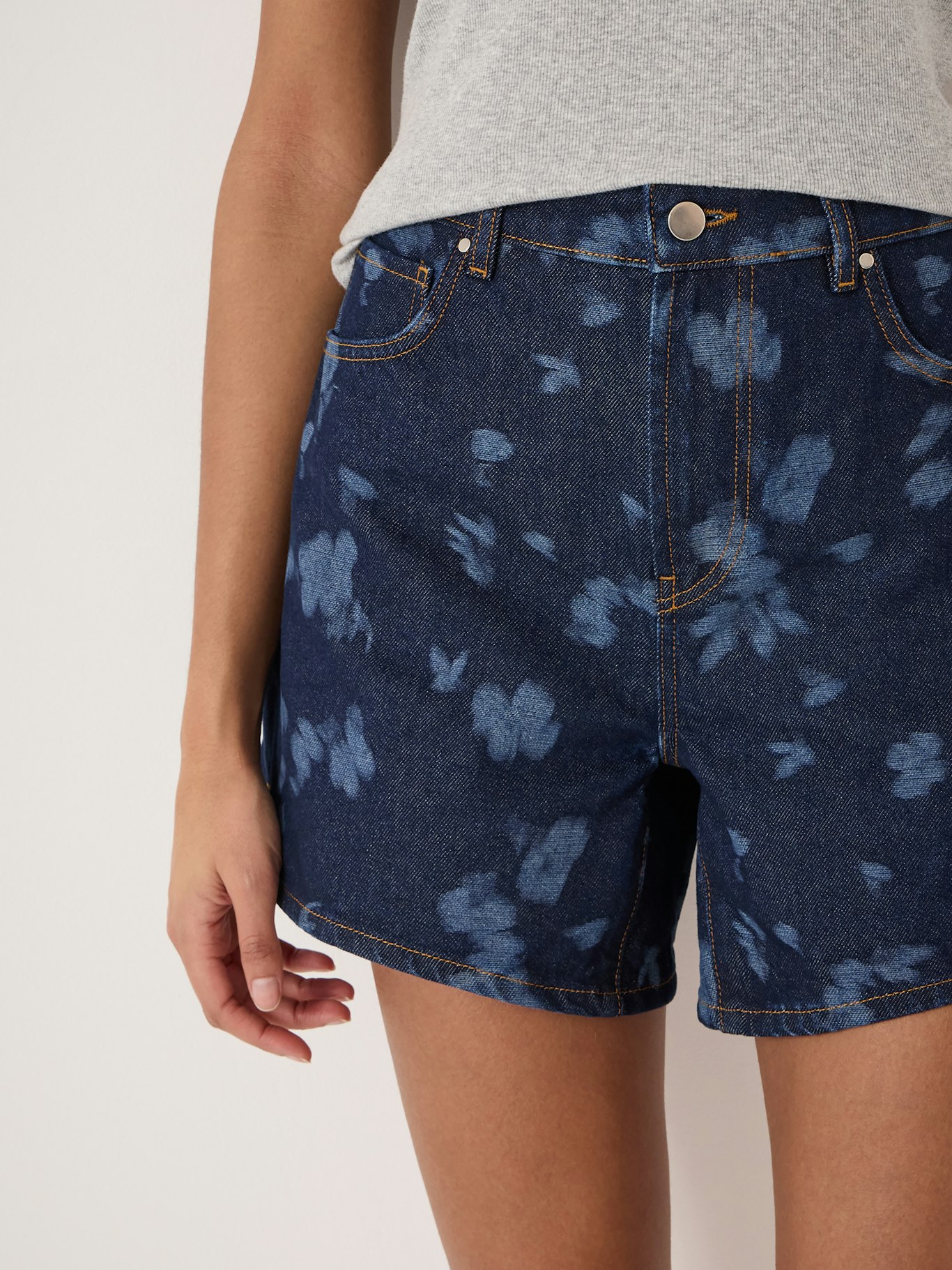 014664-4936-04 Floral Print Essential Mid-Rise Denim Shorts