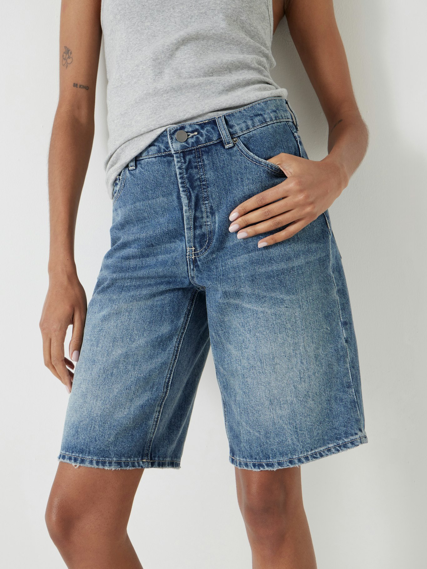 013358-3014-04 Denim Mid-Rise Long Bermuda Shorts
