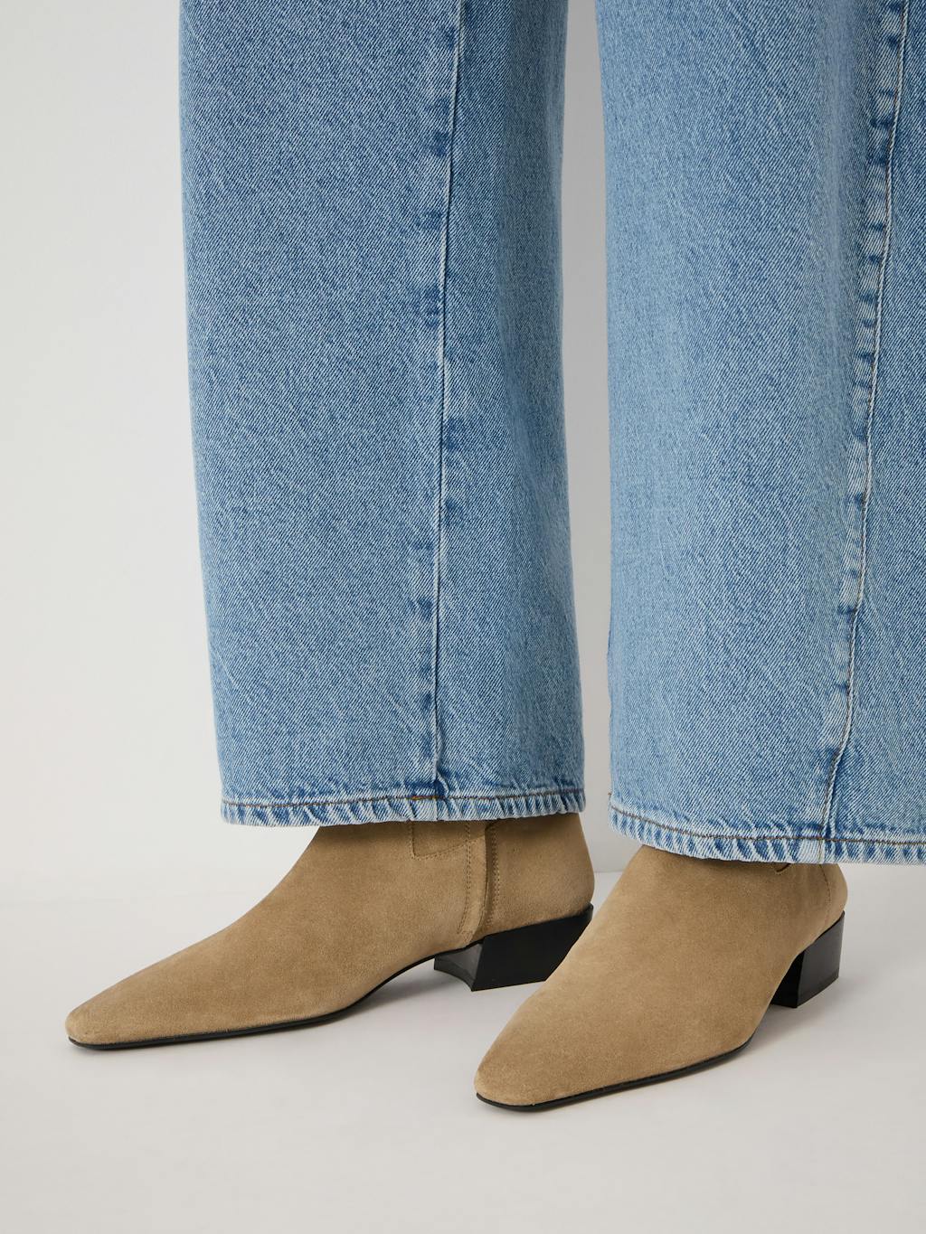 014017-0497-02 Suede Square-Toe Boots