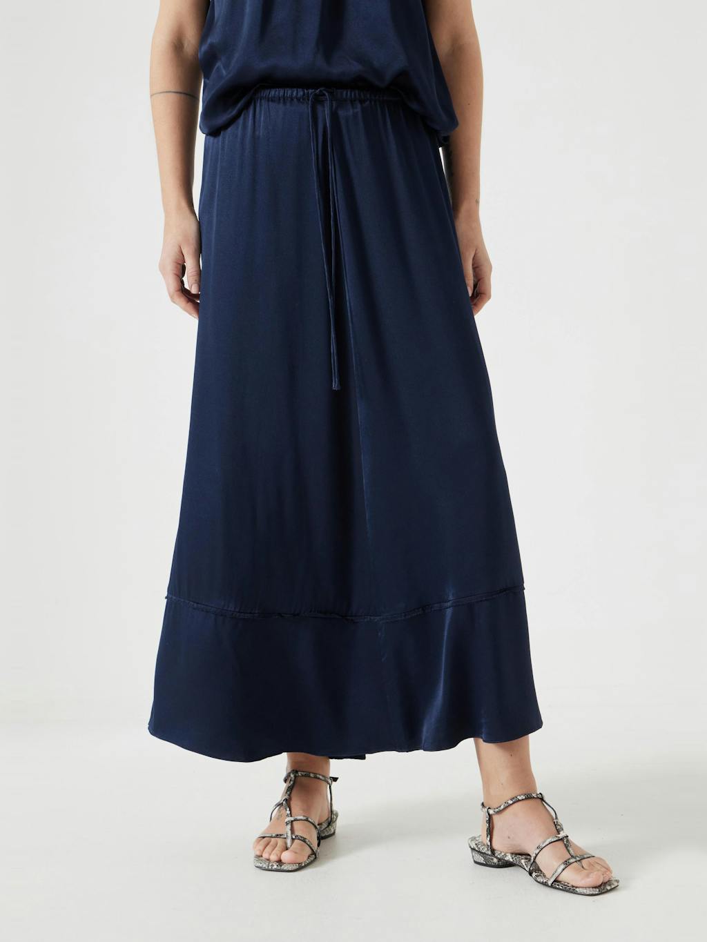 012771-1659-02 Satin Circular Top