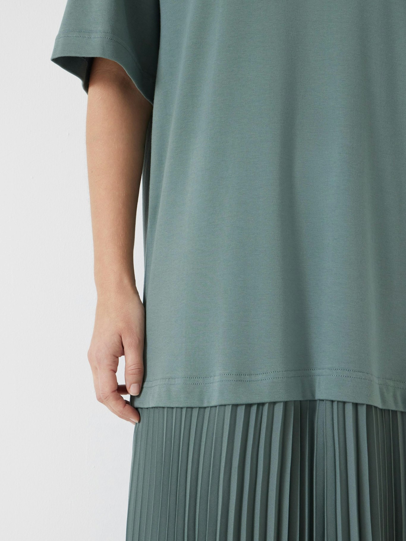 013254-1833-02 Esme Short Sleeve Pleated Midi Dress