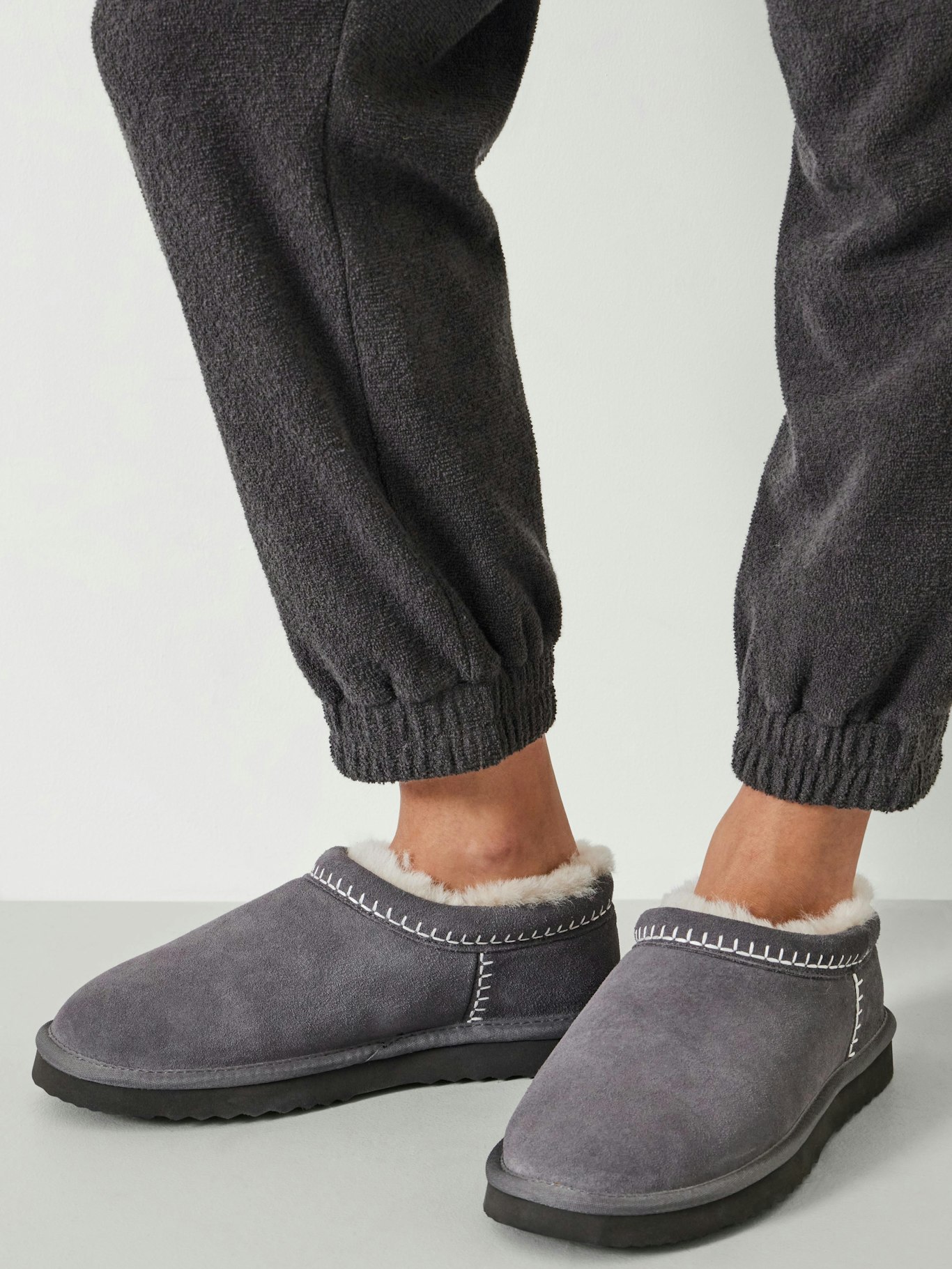 012247-2923-02 Padded Collar Sheepskin Snug Slippers
