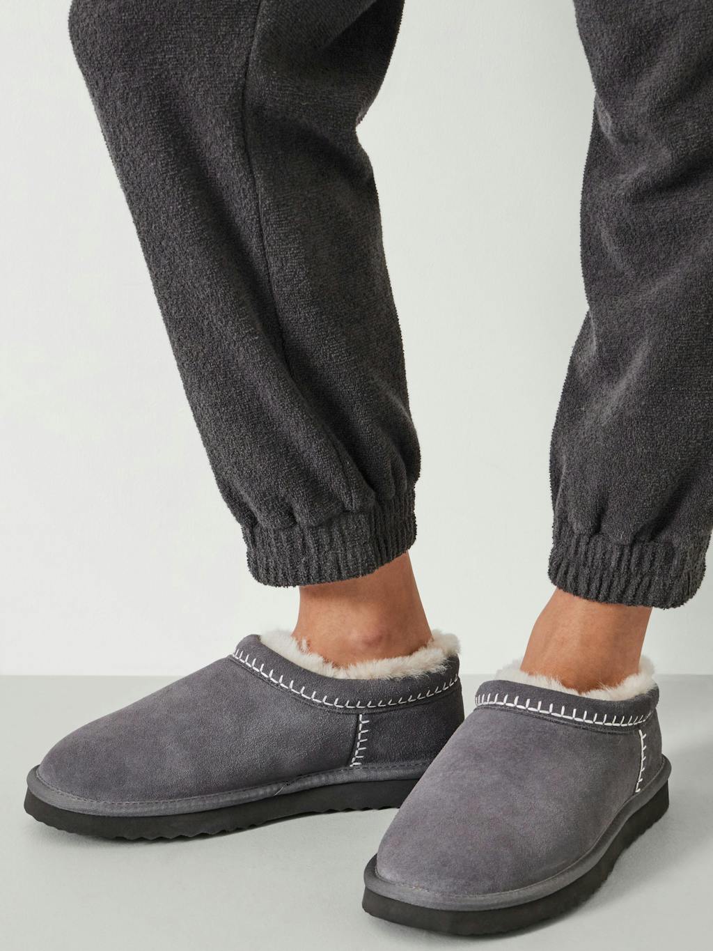 012247-2923-02 Padded Collar Sheepskin Snug Slippers