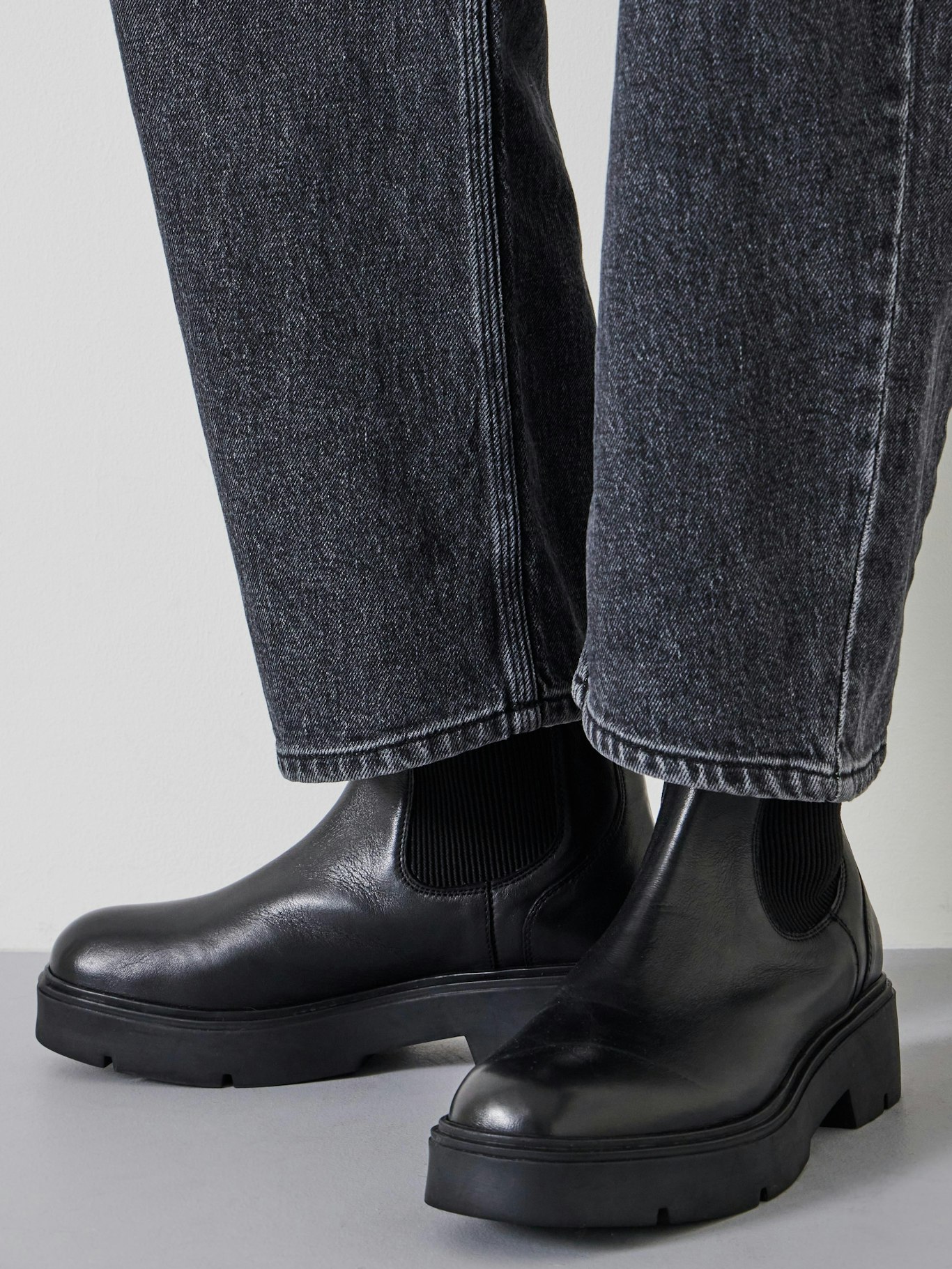 011947-0456-02 Chunky Leather Chelsea Boots