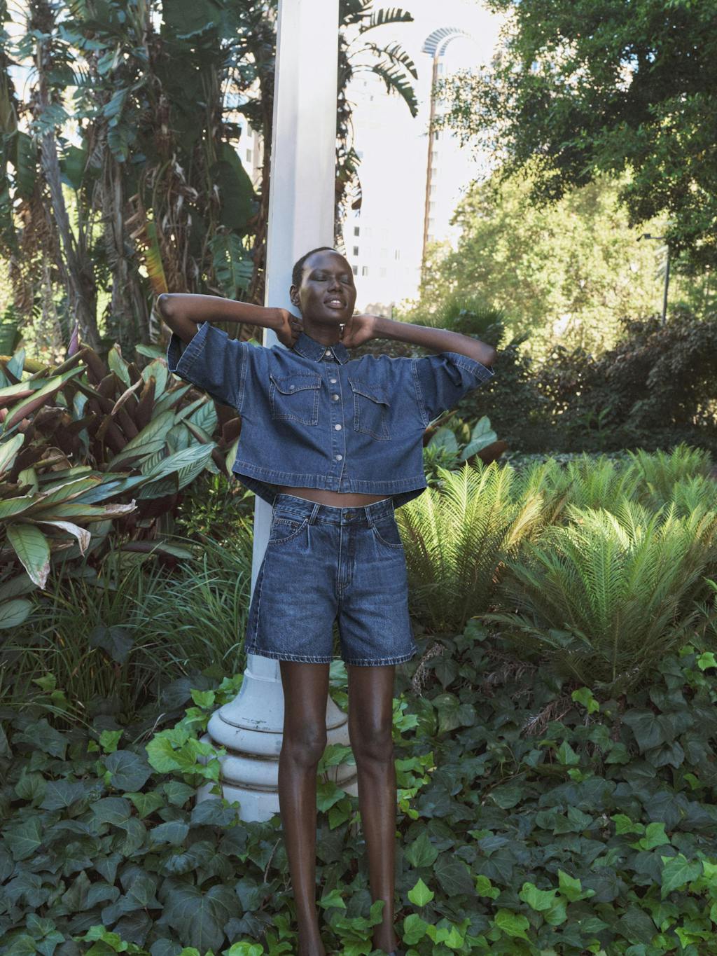 010805-2797-10 Chlo Oversized Cropped Denim Shirt