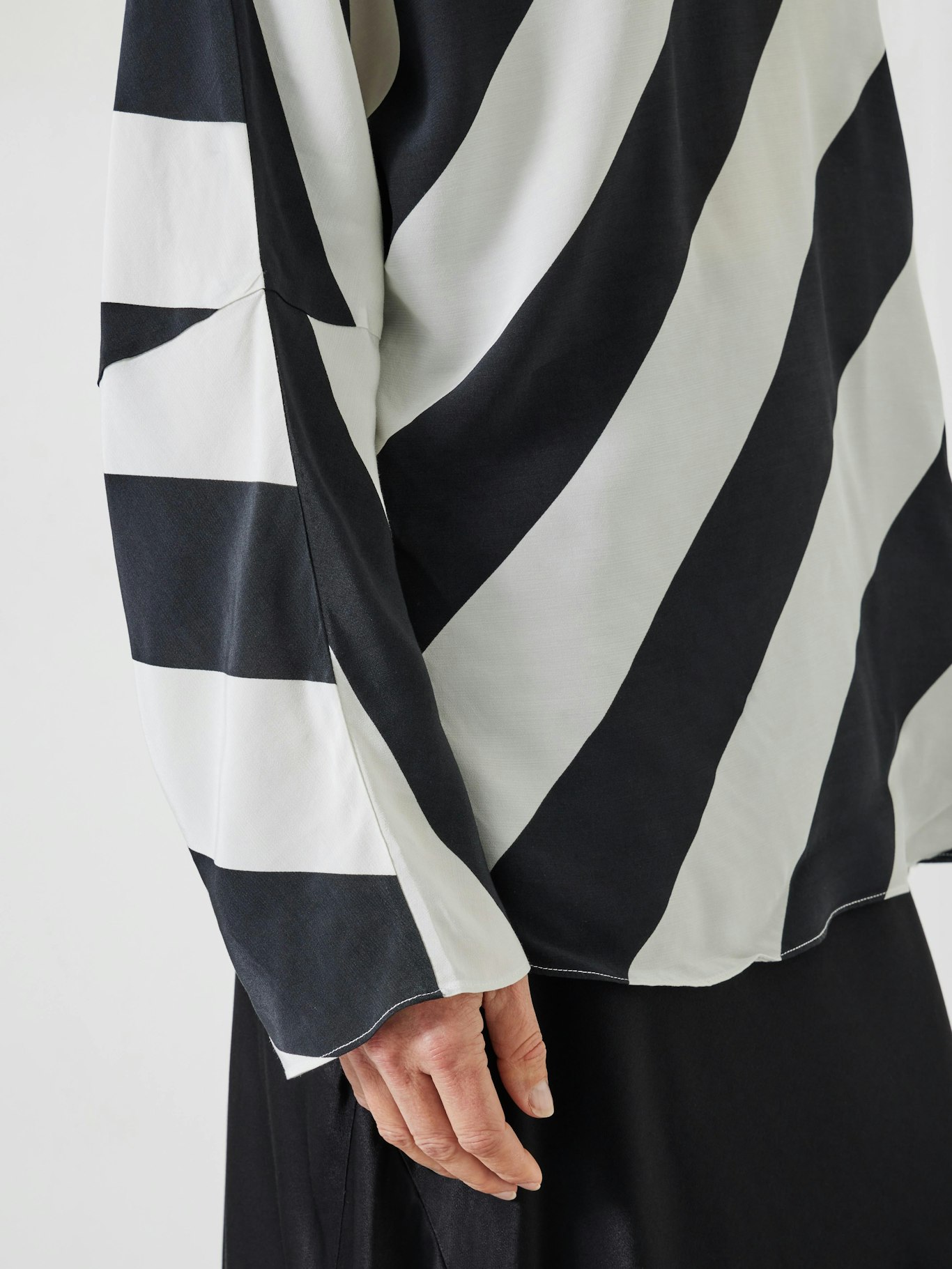 010283-4517-04 Whitney Diagonal Oversized Stripe Top