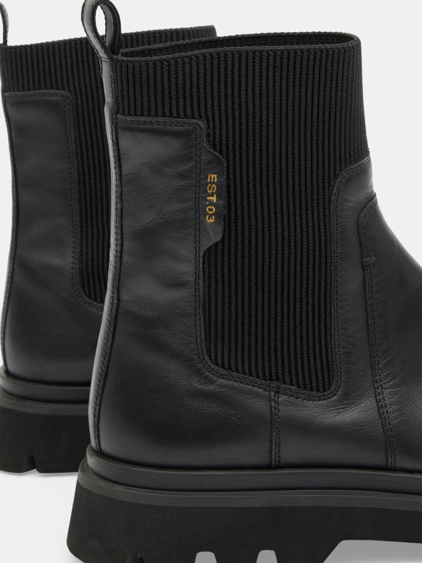 009868-2762-04 Aaliyah Leather Chelsea Boot