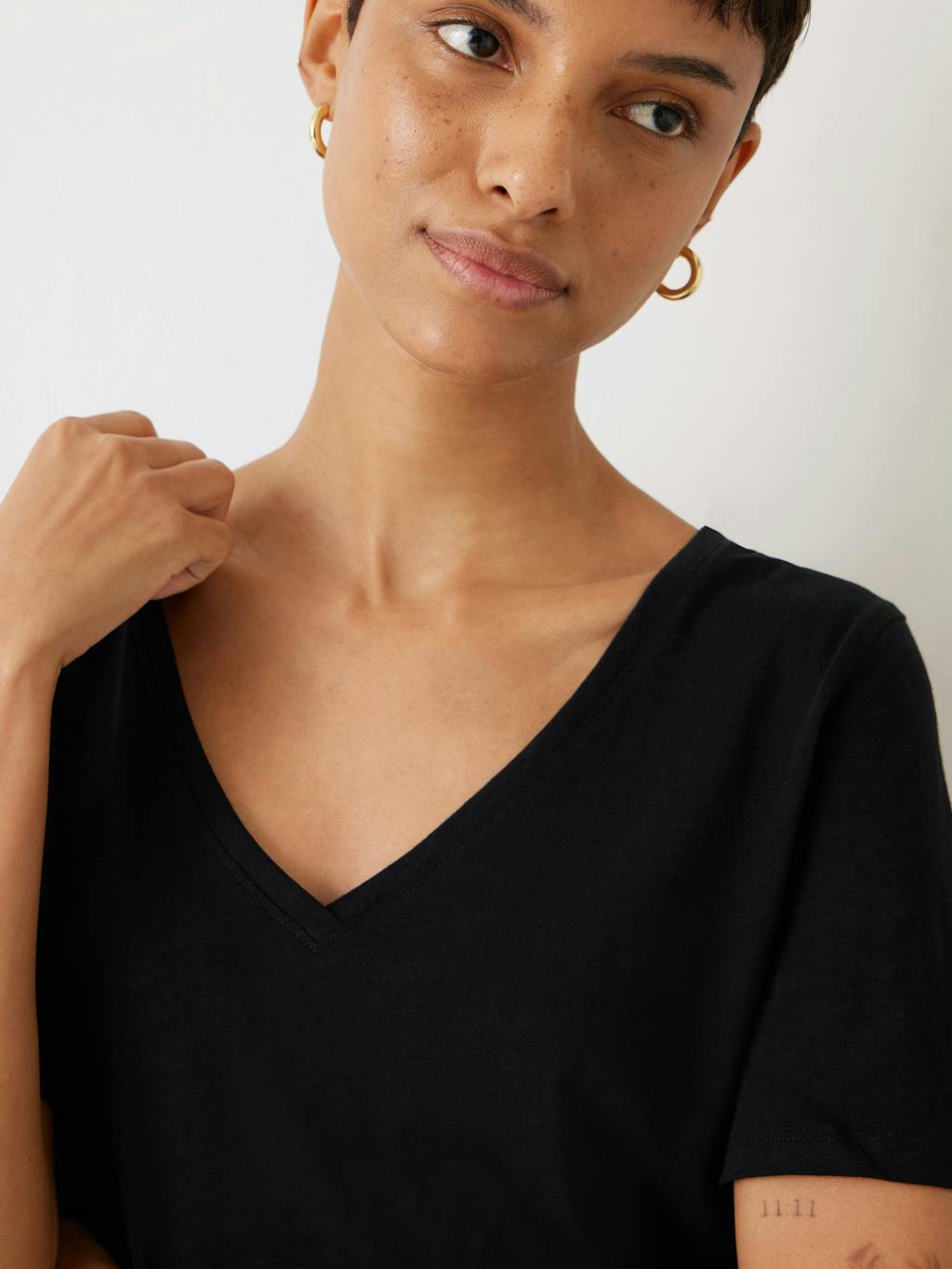 007213-0456-04 Kali Cotton Slub V-Neck T-Shirt