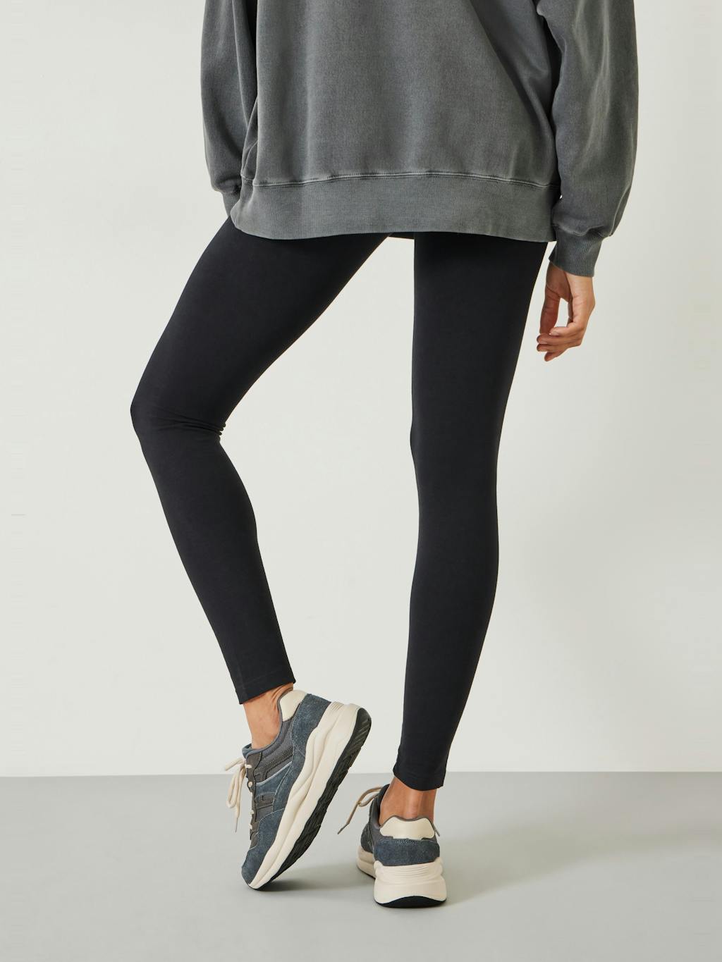 006528-0208-03 Essential Leggings