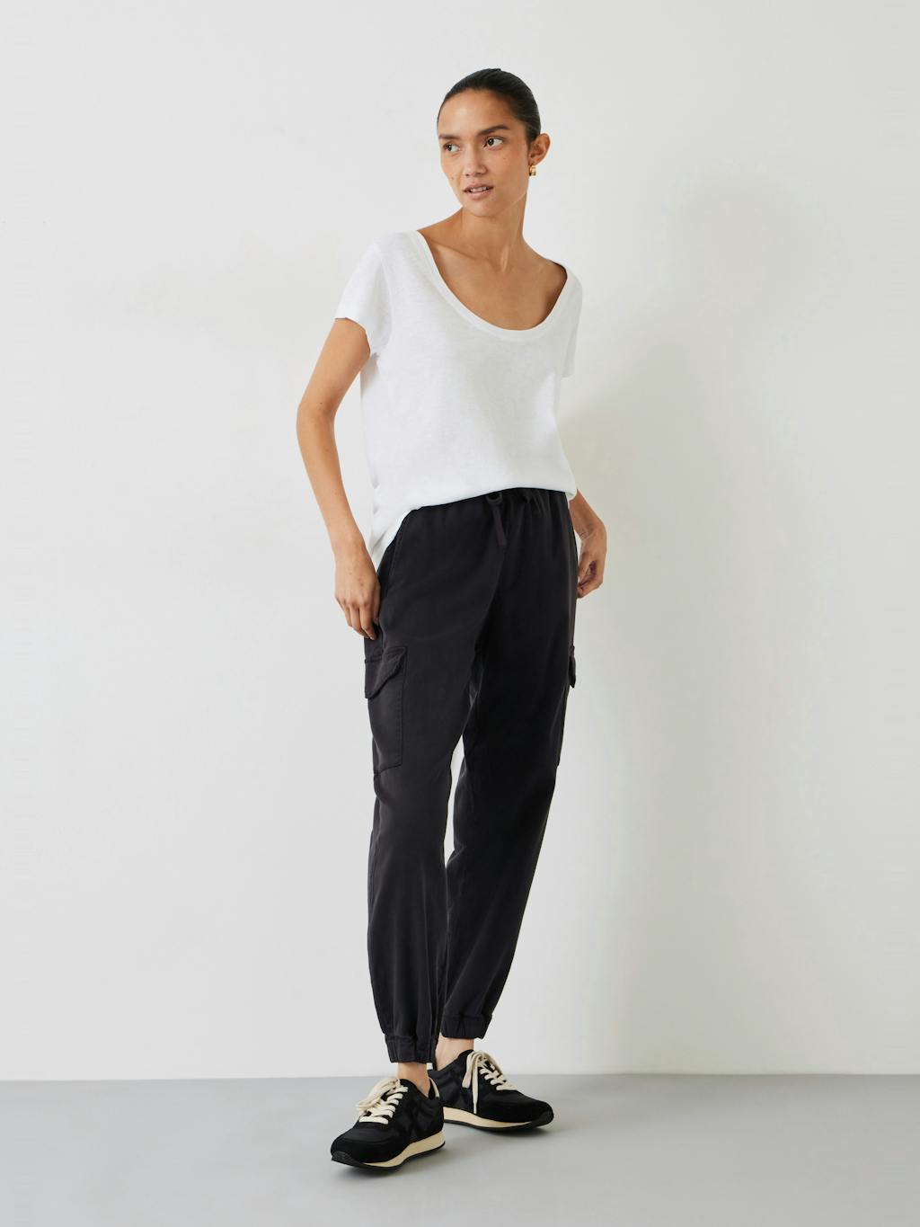 005675-0001-02 Hari Scoop Neck Cotton Slub T-Shirt