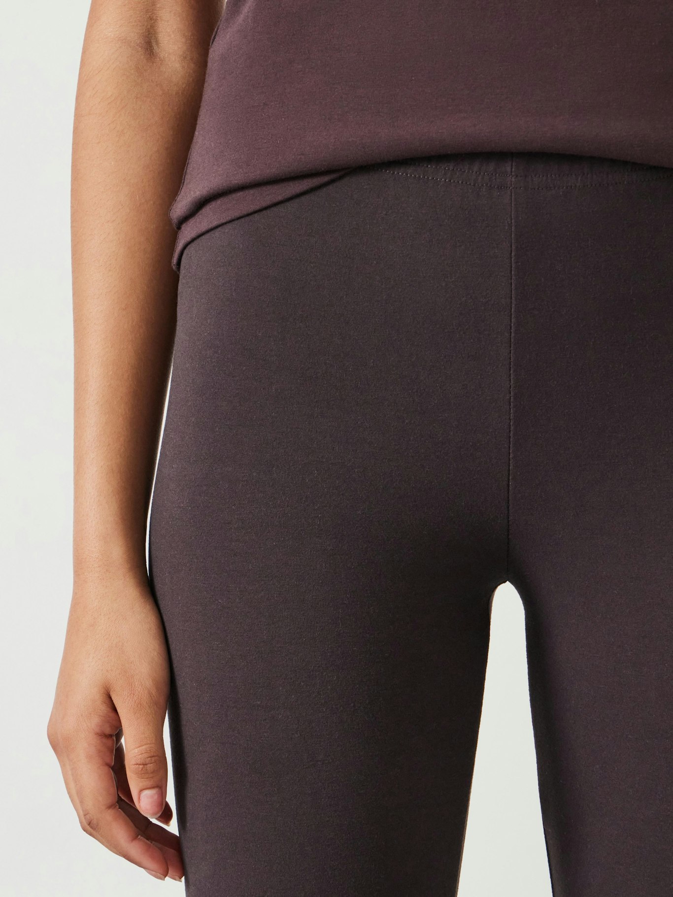 006528-0676-04 Essential Leggings